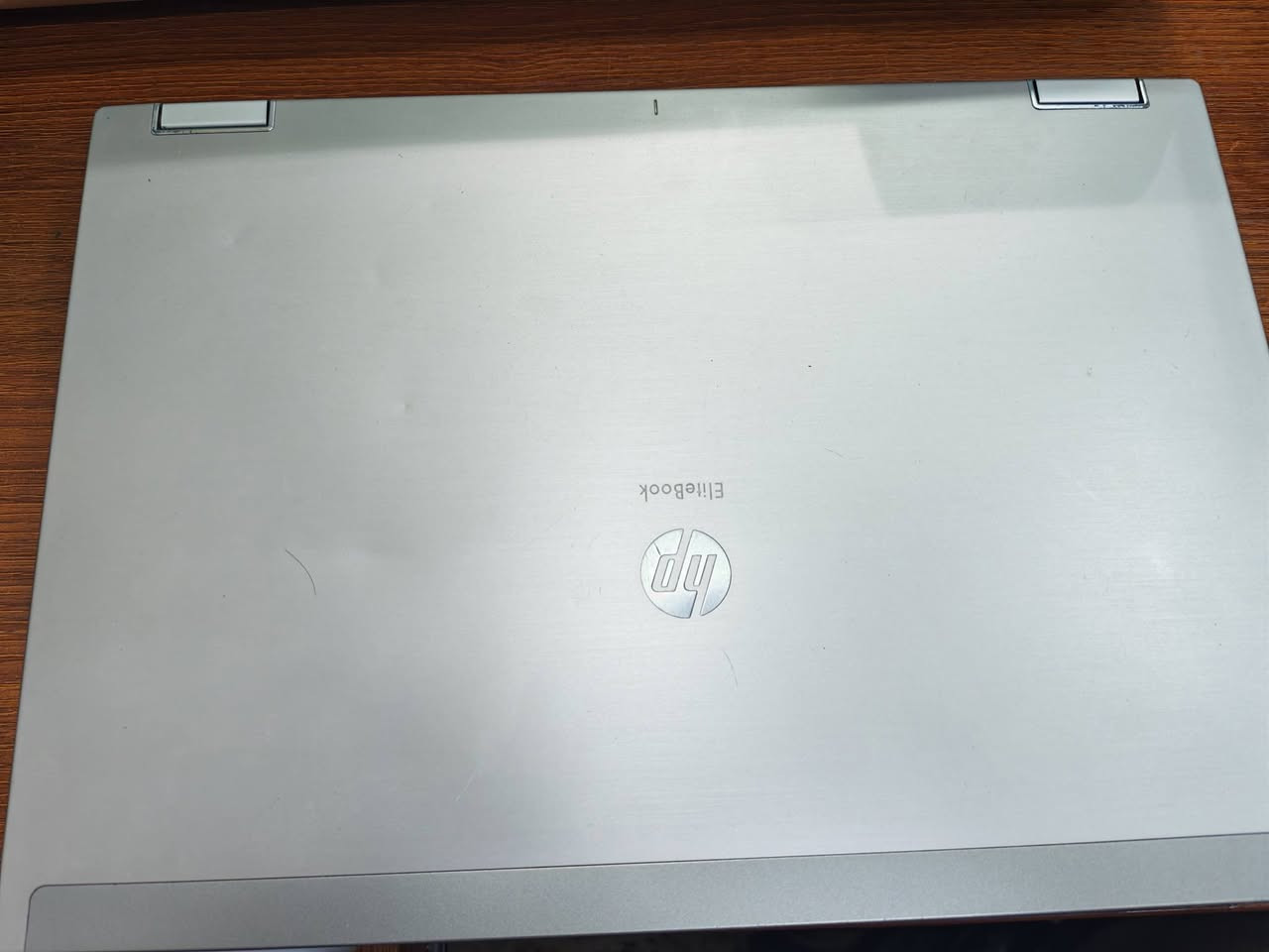 هذا الجهاز هو HP EliteBook 8440p، وهو جهاز أعمال (Business Class) كلاسيكي مصمم للتصنيع المتين والمهام المكتبية.
أبرز المواصفات:
​المعالج: Intel Core i5 من الجيل الأول (Intel Core i5-520M / 540M) يدعم تقنية vPro.
​الشاشة: مقاس 14 بوصة بدقة HD (1366 × 768).
​الذاكرة العشوائية (RAM): يدعم ذاكرة DDR3 (تتراوح عادة بين 2GB إلى 8GB كحد أقصى).
​كرت الشاشة: مدمج Intel HD Graphics (أو كرت منفصل NVIDIA NVS 3100M في بعض الإصدارات).
​نظام التشغيل الأصلي: Windows 7 Pro (كما هو موضح على ملصق الجهاز).
​التصميم والتصنيع: هيكل من الألمنيوم والألومنيوم المقوى المصمم للتحمل مع لوحة مفاتيح مقاومة للسوائل ونقطة توجيه (TrackPoint) برتقالية في المنتصف.
​المنافذ: يحتوي على منافذ USB 2.0، وVGA، وDisplayPort، وقارئ بطاقات ذاكرة (SD Card Reader)، ومحرك أقراص ضوئية (DVD Reader/Writer).
​أي استخدام محدد تحب تعرف قدرته عليه؟ (مثل برامج معينة أو تصفح ومهام يومية).
هذا الجهاز هو HP EliteBook 8440p، وهو جهاز أعمال (Business Class) كلاسيكي مصمم للتصنيع المتين والمهام المكتبية.
للستفسار،***********
