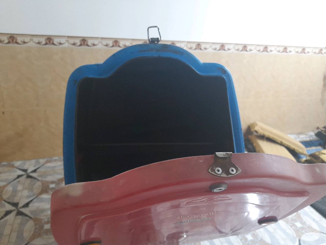 صندوق دلفري للدراجه
صندوگ نضيف حجم كبير لاصحاب التوصيل او للتخزين 
محكم الاغلاق مع مكان قفل
السعر 35 الف وبي مجال
مع الراسطه للتثبيت 5 الاف 
للتواصل خاص او عبر الواتساب وانه بخدمتكم