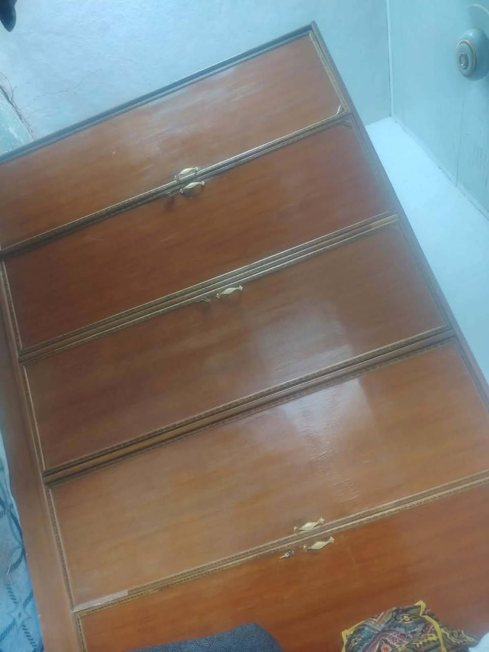 السلام عليكم كنتور للبيع خمس بيبان نجاره نضافته حلو 200وبي مجال ***********
