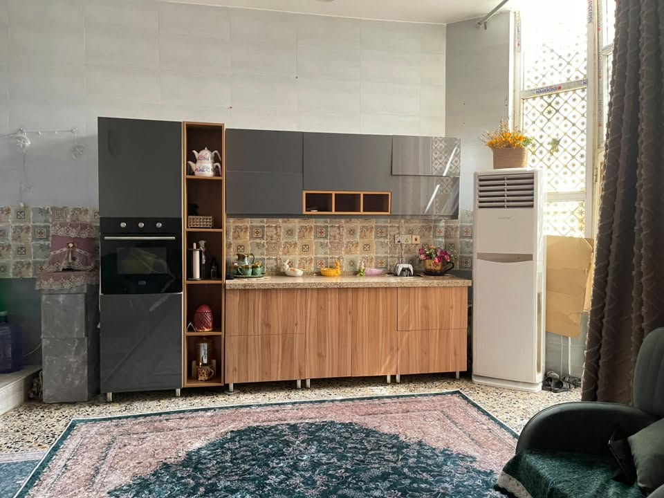 بيت للبيع مع الاثاث شارع الغسل ابو خستاوي قرب اسواق دره مساحه ١٥٠متر طابو زراعي سند٢٥ طابقين طباق الأول. استقبال صاله غرفه مطبخ صحيات طابق ثاني غرفتين صاله صحيات الرقم ***********
