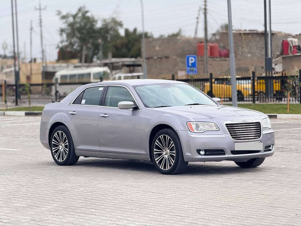 كرايزلر c300 (اوباما) للبيع كفاله عامه خليجي رقم بصره بأسمي مديل 13 ماشيه 250 KM ويل مكسيكي ١٨ هسه شديده غير الي بالصوره مواصفات كامله المعروفه ما عدا فتحه رقم هاتف *********** البصرة, العراق

