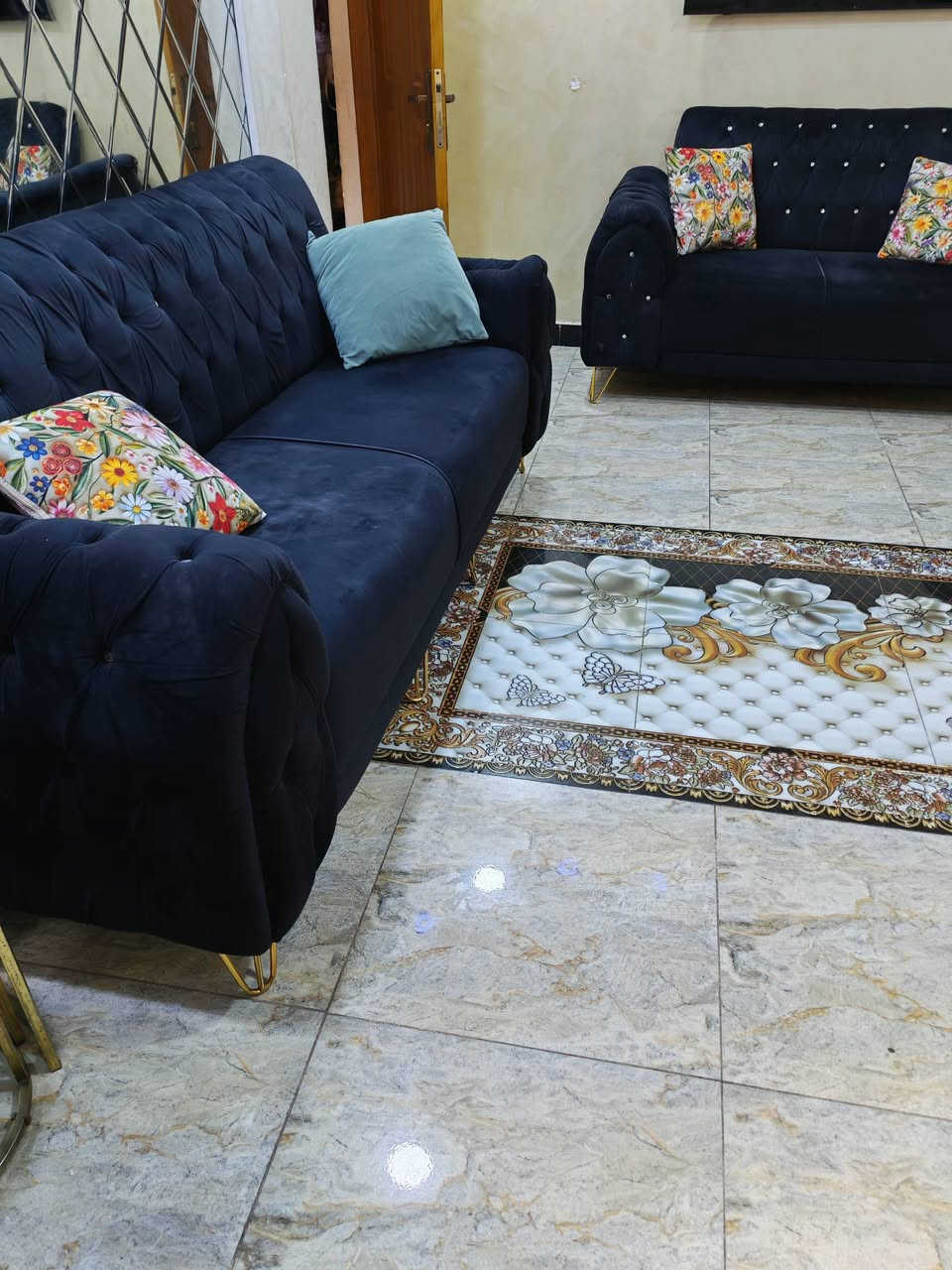 تخم للبيع عشر مقاعد السعر ٣٠٠ 
الدوره حي اسيا ***********
