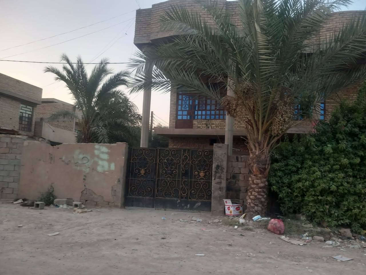 دار طابو صرف للبيع في ابي غريب الشهداء قرب جامع المصطفى شارع جامع الخلفاء ركن على شارعين رئيسي وفرعي طابقين يحتوي الاول على 2 غرف نوم واستقبال وهول ومطبخ والثاني يحتوي على 5 غرف نوم حديقه جانبيه 100م حديقه اماميه المساحه 321م الدار بناءه كله طابوق *********** موبايل او واتساب
