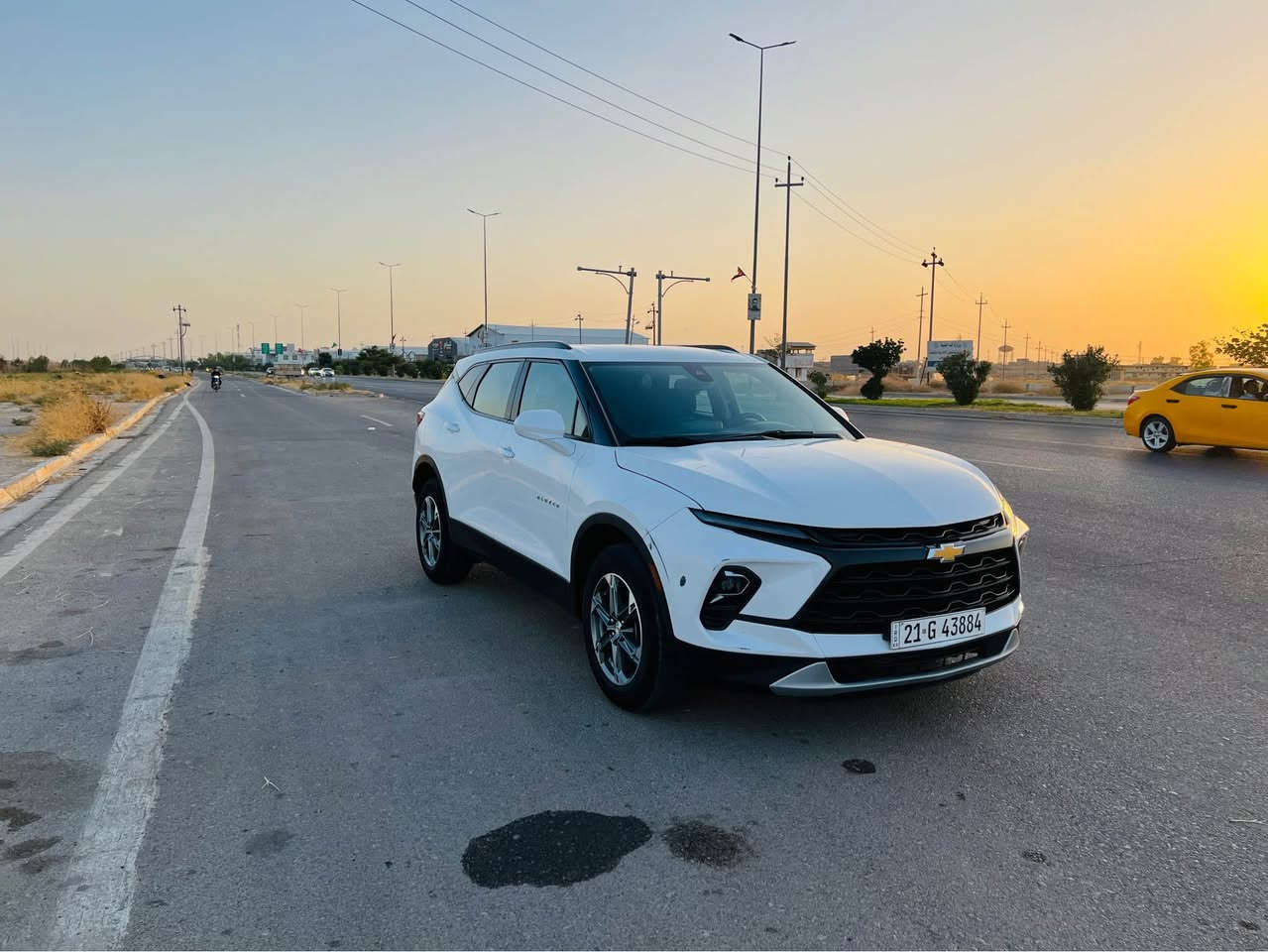 ⸻

🚘 للبيع | شفروليه بلايزر LT2   2023

💰 السعر: مناسب جداً وقابل للتفاوض للجادين
$200

📍 الموقع: كركوك

✅ المواصفات:

* موديل: 2023
* محرك: 2.0 تيربو (4 سلندر)
* الممشى: 26 ألف ميل فقط
* اللون: أبيض
* رقم سليمانية جديد باسمي

📌 الضرر:
مبدل بونيت فقط، بدون شاصي، بدون بدنة، بدون دواخل، بدون راديتر، والإيرباكات أصلية ولم تفتح.

✨ المواصفات:

* تشغيل بصمة
* بصمة للأبواب الأربعة
* LED + إنارة نهارية
* أوضاع قيادة متعددة
* تحكم بالمقود (ستيرن)
* هاند بريك إلكتروني
* شاشة Apple CarPlay وAndroid Auto
* كاميرا خلفية
* رادارات أمامية وجانبية
* نظام الحفاظ على المسار
* تشغيل عن بعد
* Auto Start / Auto Stop
* تدفئة للمقاعد الأمامية
* منافذ USB
* ABS + مانع انزلاق

📞 للاستفسار: ***********

السيارة نظيفة وجاهزة للفحص بأي مكان. كركوك, العراق
