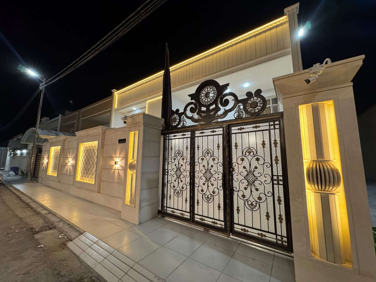 🏠 للبيع دار سكنية مميزة – دور القضاة
📍 الموقع: دور القضاة – موقع ركن ومميز
📐 المساحة: 300 م²
📜 الطابو: صرف- سند 
🛏️ الغرف: 5 غرف
🚿 الحمامات: 4
🍳 المطابخ: مطبخان – حار وبارد
🚗 الكراج: يتسع لسيارة واحدة
🏛️ السياج الخارجي: مرمر
🧱 الرصيف: مرمر
—————-

💰 السعر: 950 مليون دينار عراقي
💬 قابل للتفاوض

⸻

📞 للاستفسار والتواصل:

📱 *********** (واتساب + اتصال)
📱 *********** (واتساب + اتصال)
📱 *********** (واتساب + اتصال)

⸻

📍 عنوان المكتب:
النجف الأشرف – حي السلام
سايدين أبو دجاج، قرب مجمع دولمة المنزلية

🔹 مكتب بغداد للعقار 🔹

نص مكتوب في الصور:
- دار للبيع 300 متر / النجف منطقة القضاة