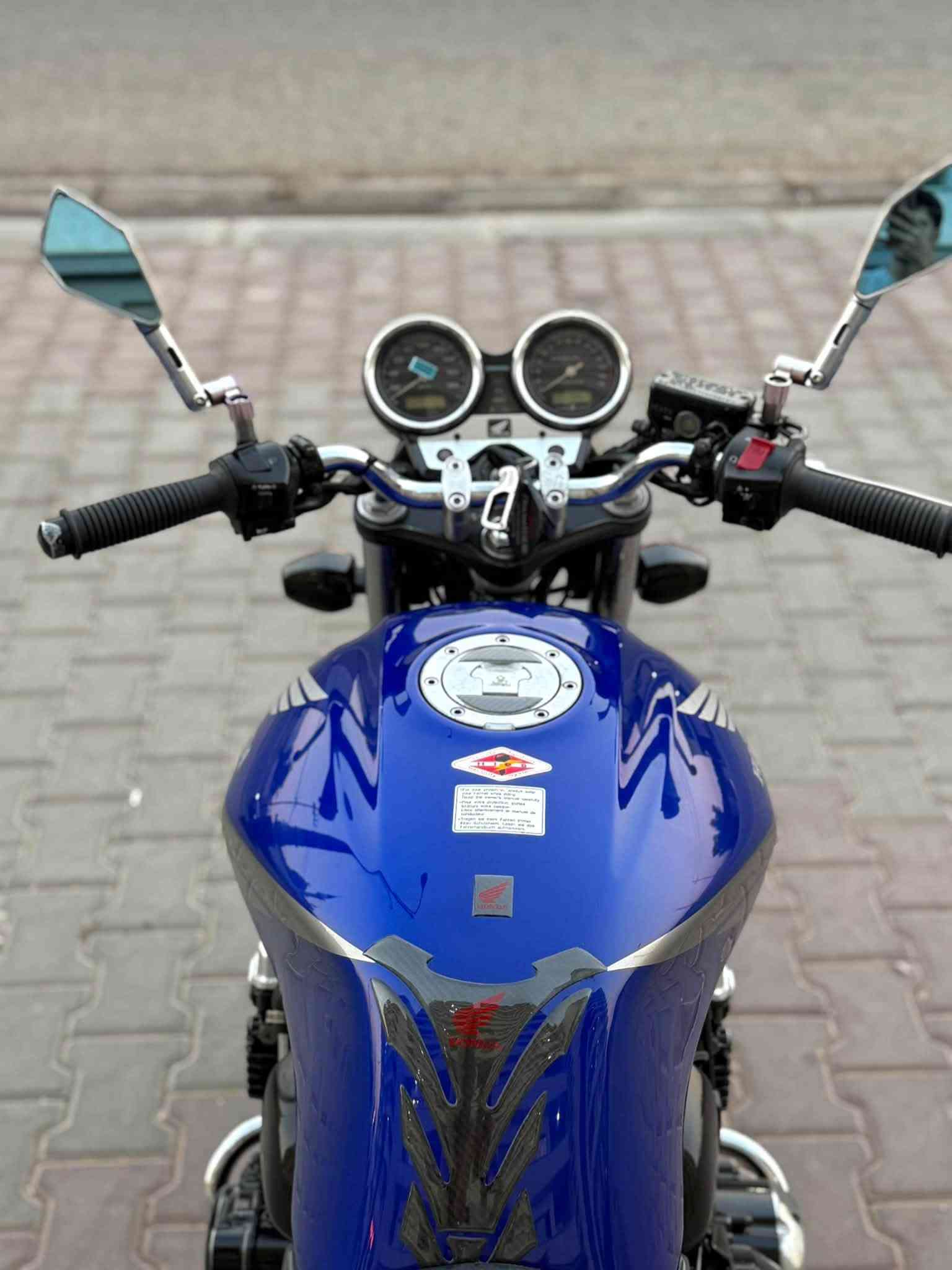 للبيع CB 400 جيل ثالث مال رمبه لوك
موديل ( 2006 ) شخط واحد مابي 
الي يدور جديد وبلكارتون دراجه كفاله عامه كير محرك كابريتر كله بشرط برغي ممفتوح تايرات وزنجيل ودهن جديد كهربائيات كامل مكاني كركوك دراجه بل معرض ماكس موجود اتصل وخادم للطيبين💙
 (( *********** )) توصيل كل محافظات موجود
