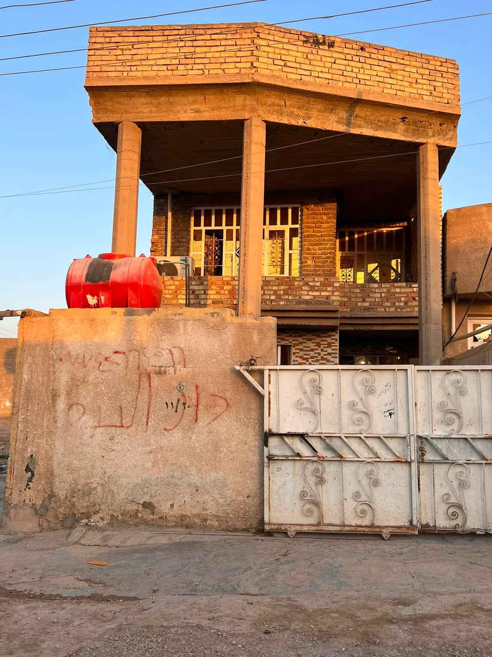 سلام عليكم بيت البيع طابو صرف مساحه 150متر  مربع مبني كامل طابقين جاهز من كلشي سند 2025 عدد غرف النوم ٣ البيت مرتب حلو ونظيف تجي شوف /العنوان البيت ناحيه الوحده الخالصه خلف مدرسه شهيد زاهد نجم  /السعر تفاصيل على هاذ رقم  خابرني تدلل/***********
