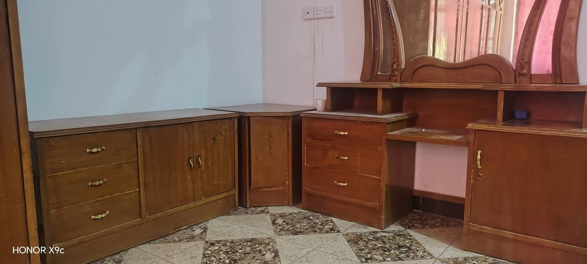 غرفة خشب ساج نضيفه وحلوه للبيع المكان كربلاء الحسينيه ام الحمام للاتصال عله الرقم او وتساب ***********
