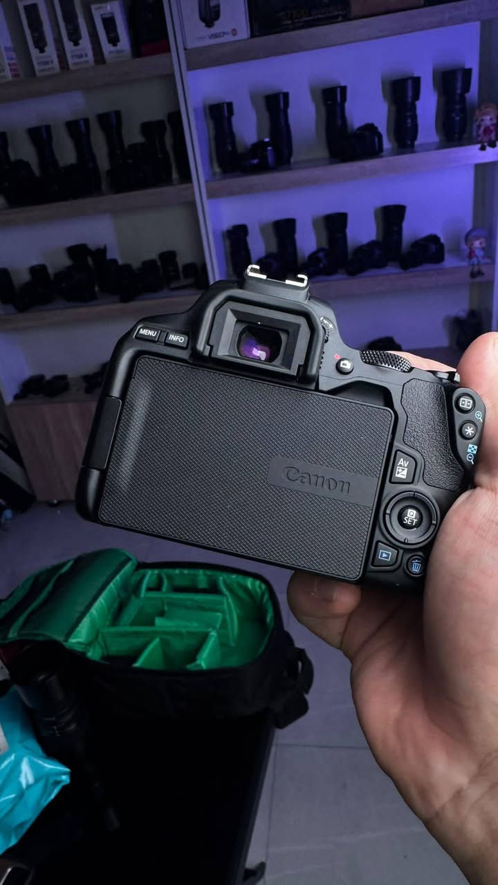 Canon 250d
وحش المبتدأين
1_كامرة مع العدسة 18_55 mm✅ 
2_كاتريدر لسرعة نقل الصور والفديوهات ✅ 
3_عدسة سكما 70_300 mm✅ 
4_جنطة مقسمة✅ 
5_نك مايك✅ 
6_ستاند تصوير✅
الكامرة شخط مابيه 🌹
الرقم :***********
العنوان :بغداد
