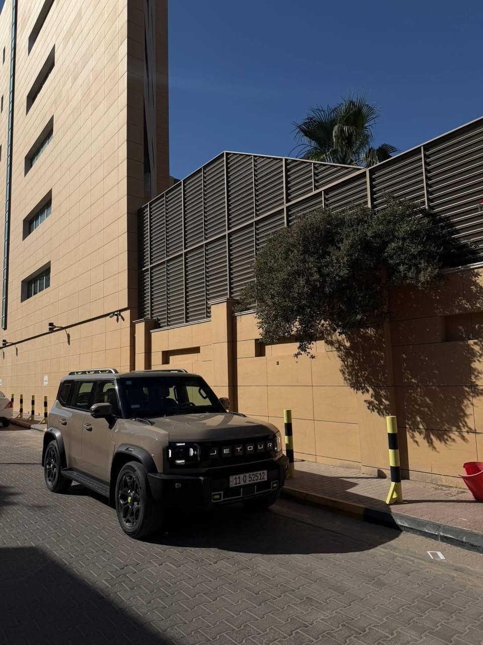 🚘 جيتور T2  لاكجري موديل 2025 — خليجي
✨ناطق لون صحراوي 

⚙️ المواصفات 

* محرك 2.0L Turbo
* قوة 251 حصان
* عزم 390 نيوتن/متر
* ناقل حركة أوتوماتيك
* دفع رباعي 4WD
* أوضاع قيادة متعددة
* مثبت سرعة + رادار
* نظام تحديد المسار

🛋️ الراحة والفخامه

* بانوراما
* دخول وتشغيل بصمة
* تشغيل عن بُعد
* مقاعد جلد
* مقاعد أمامية كهربائية
* تحكم مناخي ثنائي المناطق
* شحن لاسلكي
* إضاءة داخلية LED
* مقود جلد
* Auto Hold
* فرامل يد كهربائية

📱 التقنيات والأنظمة

* شاشة ديجيتال
* شاشة تدعم Apple CarPlay
* كاميرات 360°
* كاميرا دوارة
* حساسات أمامية وخلفية
* Bluetooth + Type-C
* أوامر صوتية
* حساسات ضغط الإطارات

💡 الشكل الخارجي

* إضاءة LED
* كشافات
* إضاءة خلفية LED
* مرايا كهربائية قابلة للطي
* إشارات بالمرايا
* جنوط 20 إنج
* إطارات 255/55R20
* ماسحة خلفية
* مانع انزلاق
* نظام نزول المنحدرات
* ماشي 48,000
💰 السعر: 36,500,000 مليون دينار عراقي

📍 الموقع: البصرة – القبله  – حي الجامعة 🏛️
📞 للاتصال والاستفسار: ***********
