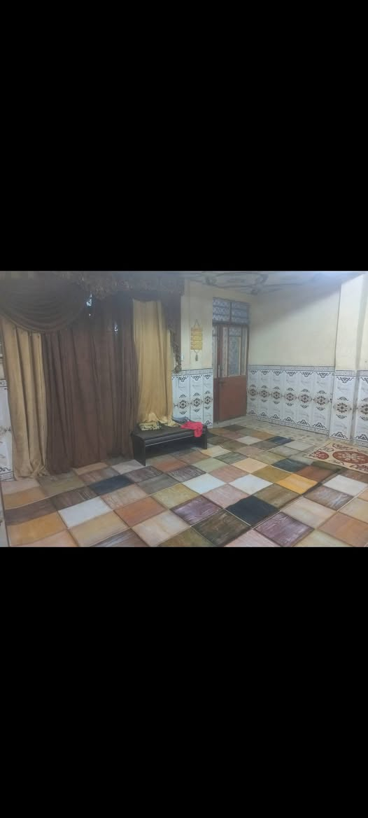 للبيع ( 150) متر طابقين بناء قديم شيلمان مقابل السوق منطقة ثلاثة آلاف ثلاث غرف نوم استقبال صالة مطبخ تخاريج طارمة.. للاتصال على ( ***********) ابو محمد
