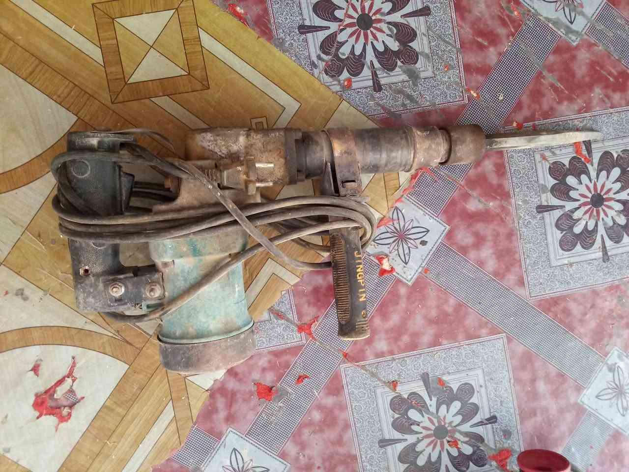 السلام عليكم غراض شغالات كوسره حجم كبير و دريل تكشير و جاكوج 10 كيلوات السعر 100شلع بيعه وحده بغداد الرصافه حي البتول ***********
