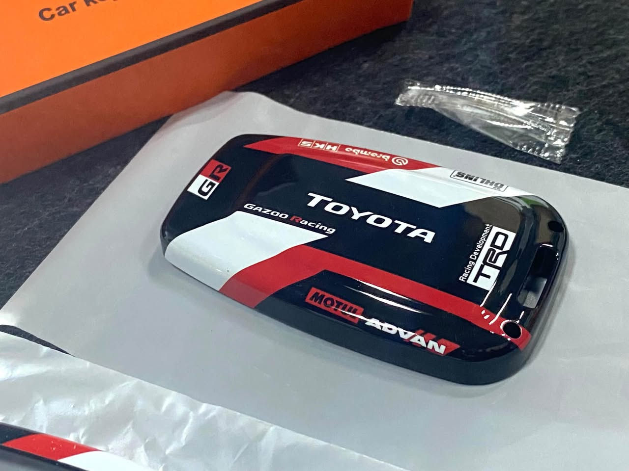 غلاف بصمة تويوتا مـاركـة اصلي بشعار 
 💯 Toyota GR Racing 💯
 
متوفر للفئات والبصمات الموضحة بالصور:

* Toyota Camry 2018–2024
* Toyota RAV4 2019–2024
* Toyota Corolla 2019–2022
* Toyota Avalon 2019–2022
* Toyota C-HR 2017–2024
* Toyota Prius 2016–2022
* Toyota 86 / GT86 2018–2024
* Toyota Highlander 2020–2022 

للاستفسار خاص او واتساب 
***********
متوفر توصيل 🚚 

#Toyota #GR #GazooRacing #ToyotaRacing #CarKey #KeyCover #RAV4 #ToyotaRAV4 #TRD #اكسسوارات_سيارات #كامري #راففور #تويوتا #هايلاندر #بريوس #غلاف_بصمة #كفر_بصمة

نص مكتوب في الصور:
- MODEL BASED ON ORIGINAL KEY
- PLEASE CONFIRM THAT YOUR KEY APPEARANCE
- MATCHES THE PICTURE BEFORE ORDERING
- FIT FOR مناسب لجميع الاشكال هذه
- 2 BUTTON
- 3 BUTTON
- 2+1 BUTTON
- 3+1 BUTTON