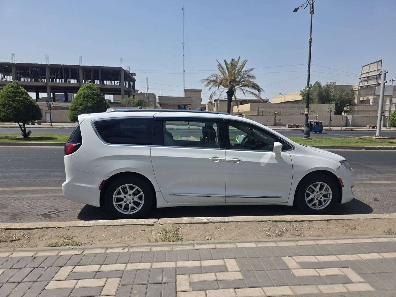 ✨🇺🇸 كرايسلر تورنك L  2020 🇺🇸✨
سيارة تجمع بين الفخامة، الراحة، والأمان...

━━━━━━━━━━━━━━━━━━━━الحادث جاملغ السايق 
صور الحادث مع مقطع فيديو والتفاصيل داخل المنشور 

🔑 نظام التشغيل ✔️ تشغيل بصمة (Push Start).

✔️ بصمة أبواب (Keyless Entry).

✔️ تشغيل عن بُعد (Remote Start).

━━━━━━━━━━━━━━━━━━━━

⚙️ المحرك والأداء ✔️ محرك 6 سلندر سعة 3.6L.

✔️ ناقل حركة أوتوماتيك مع تبديل ماوس.

✔️ عزم قوي وقيادة ناعمة وثابتة.

━━━━━━━━━━━━━━━━━━━━

⛽ منظومة الوقود ✔️ تعمل على البنزين

✔️ صرفية ممتازة مقارنة بقوة المحرك.

✔️ مناسبة للمشاوير اليومية والسفر.

━━━━━━━━━━━━━━━━━━━━

🛡️ أنظمة الأمان ✔️ رادار أمامي مع فرملة تلقائية.

✔️ تحذير مغادرة المسار (Lane Assist).

✔️ مثبت سرعة.

✔️ مانع انزلاق وثبات إلكتروني.

✔️ حساسات أمامية وخلفية.

✔️ كاميرا خلفية.

━━━━━━━━━━━━━━━━━━━━

🛋️ الراحة والفخامة ✔️ مقاعد جلد VIP منفصلة لـ7 ركاب.

✔️ تدفئة للمقاعد والدركسون.

✔️ ذاكرة لمقعد السائق.

✔️ تكييف ثلاثي المناطق.

✔️ أبواب جانبية كهربائية.

✔️ باب خلفي كهربائي.

━━━━━━━━━━━━━━━━━━━━

📱 التقنيات ✔️ شاشة معلومات وترفيه 

✔️ تحكم كامل من الدركسون.

✔️ منافذ USB وشحن.

━━━━━━━━━━━━━━━━━━━━

💎 التصميم الخارجي ✔️ إنارة LED حديثة.

✔️ تصميم أنيق يخطف الأنظار.

━━━━━━━━━━━━━━━━━━━━

🌟 ليش تختارها؟ ✅ سيارة عائلية واسعة ومريحة.

✅ مواصفات متكاملة وفخامة واضحة.

✅ جاهزة للاستخدام بدون أي مصاريف.

✅ فرصة ممتازة بسعر منافس.

━━━━━━━━━━━━━━━━━***********
العنوان بغداد الرصافه جميله 

💰 السعر 185ورقه وبيهه مجال قليل
