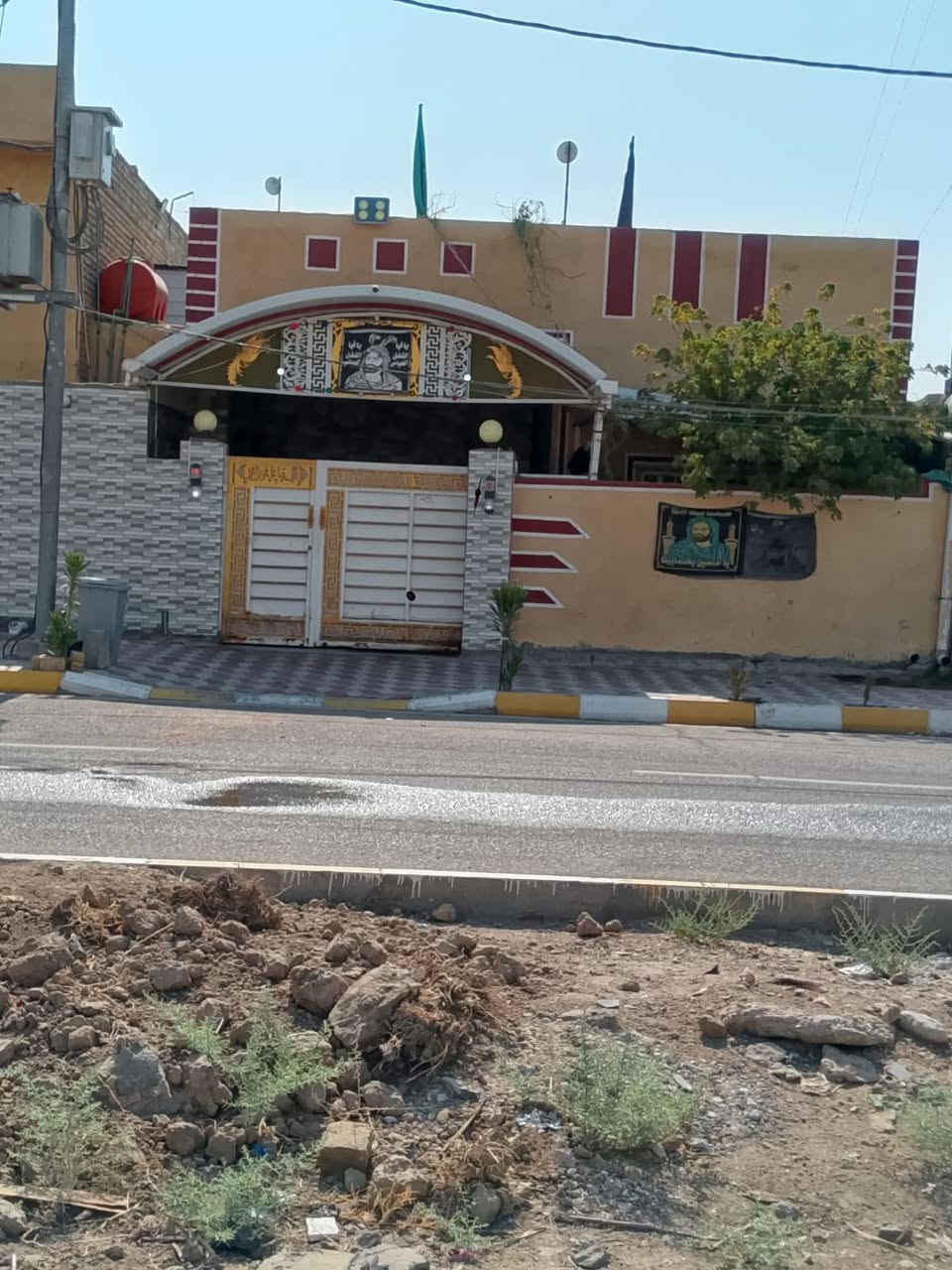 السلام عليكم بيت للبيع طابو صرف لا مطلوب ولا محجوز تحويل مباشر  المساحه ٣٠٠ متر يتكون من ثلاث غرف نوم واستقبال وصاله ٩ متر  ومطبخ ٦متر العنوان حي سعيد خلف المعارض مال السيارات بالخدمي مال الجنابي السعر ٧٥ وبي مجال  للاستفسار اتصل 
***********
***********
