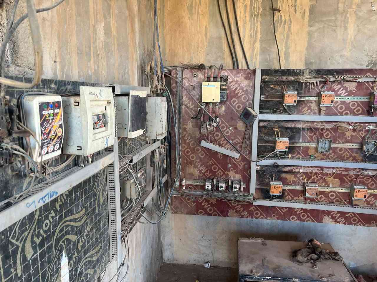 سلام عليكم مولدة كمنز 12والف 114 راس بيهه بخار بدون تنقيص توليد 200كيفي امريكي بلادي مو طبك مع نضام تشغيل اوتو وانضام قواطع اوتو مع ضفاير 900متر رباعي حجم 35او 25
العنوان بعقوبه بهرز
 السعر 55 ورقه
***********
