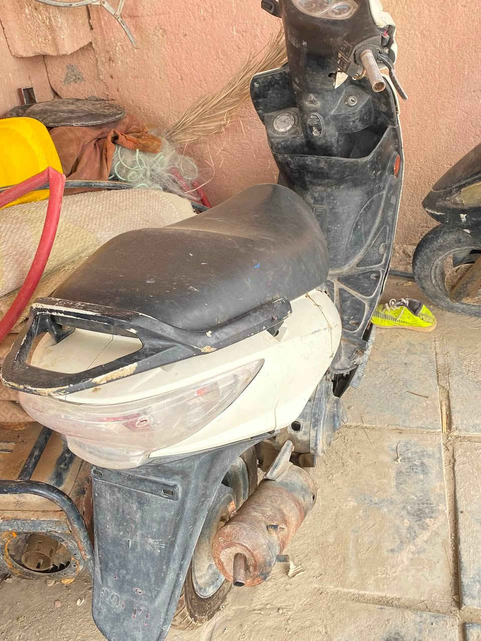 السلام عليكم ورحمه الله وبركاته 
 دراجه جي فول مفتوحه   امشي بيها أو طفت أو كامت ما أدير أو صارلها شهر متروكه لبيع  
الاتصال علا رقم 
***********
