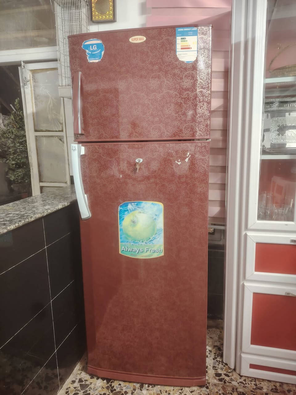 ثلاجه كبيره الجي للبيع سعره ٣٠٠ مناقصهه شي تجميد وتبريد خير من الله واضح بلفديو مكانه صدر القناه قرب العلاج الطبيعي ***********
