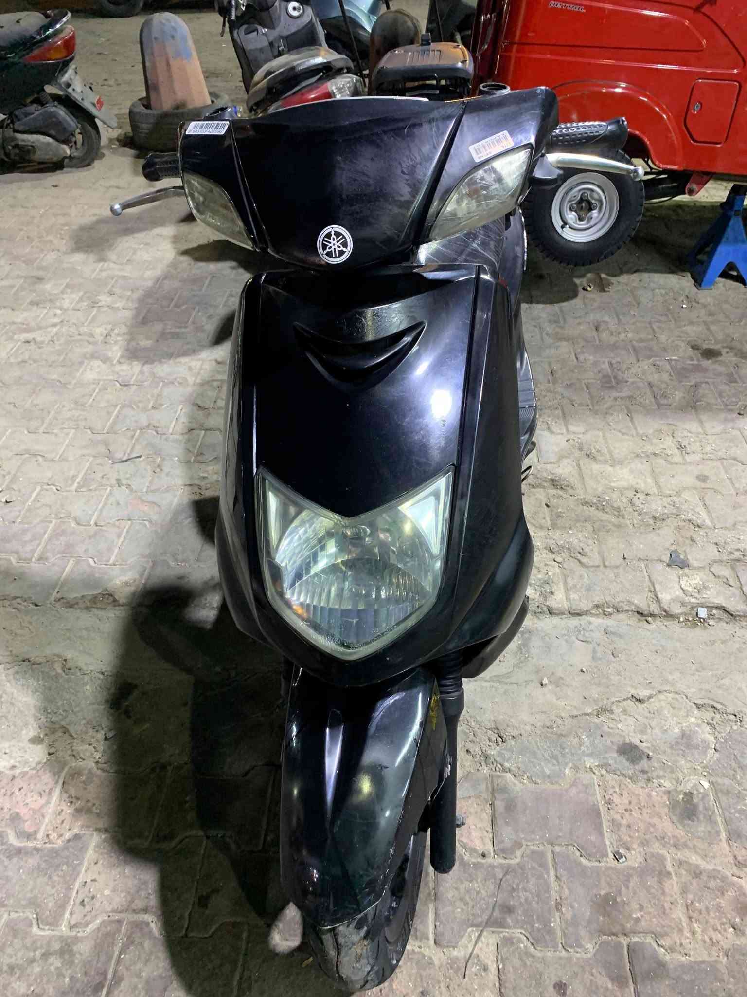 سكنس 110 ياباني استان حساس الدراجة جديده مابيها نقص كله شغال وابلادي كهربائيات دبلات تايرات كله شغال قفل استيرن قفل جنطه ابريكات خلفي امامي اوراقها كامله الدراجه خير من الله مابيها نقص شي دهن جديد    السعر 550 بيها مجال  مكاني بغداد مدينة الصدر  ***********
