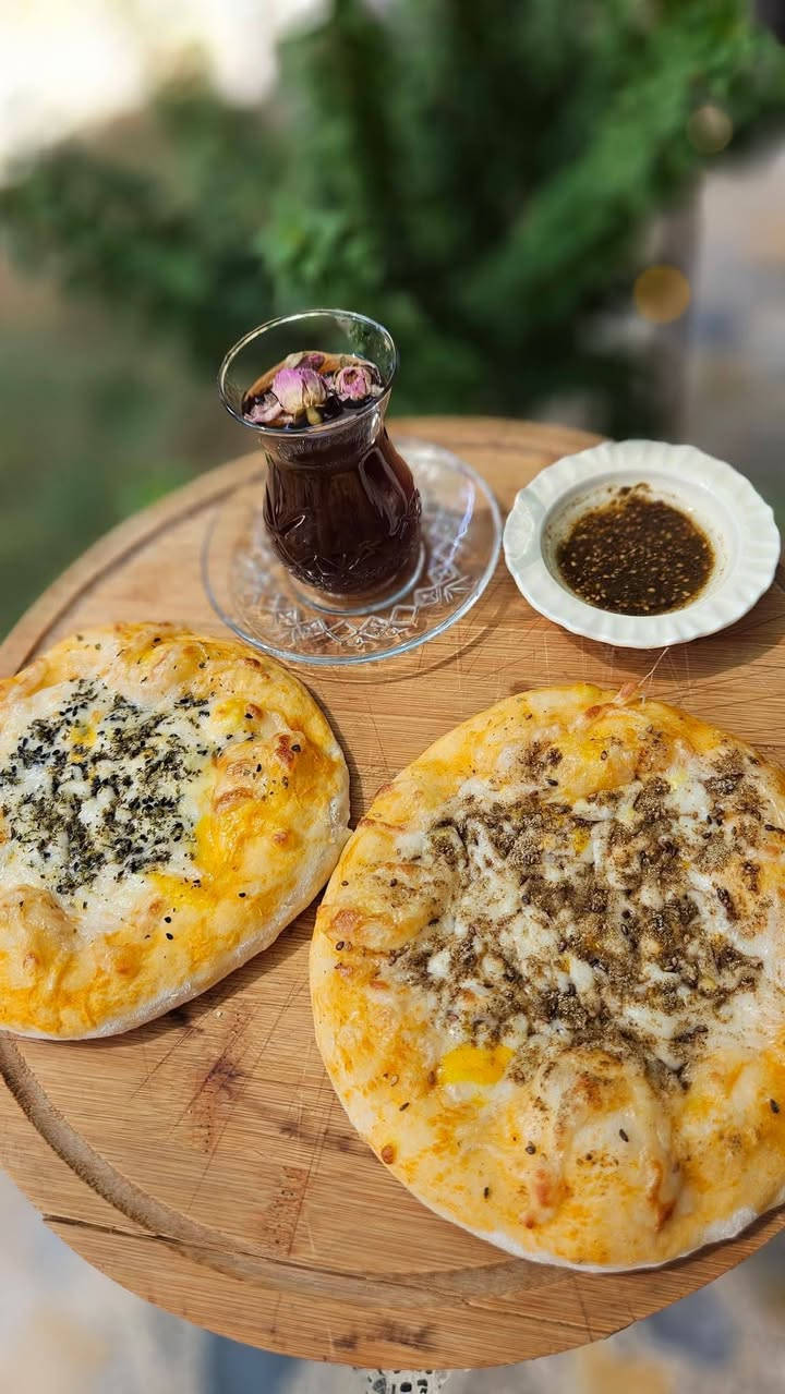 ما يِحلى الصباح إلا ويه مناقيش مطبخ العائله الحارّة 😍🔥
ومعها الجاي المهيل ☕️❤️
🥙 صغير بـ 1000 دينار
🥙 وسط بـ 2500 دينار
طعم حار، ريحة تفتح النفس، وصباحك غير ويه مطبخ العائلع 👑🔥
📞 ***********
