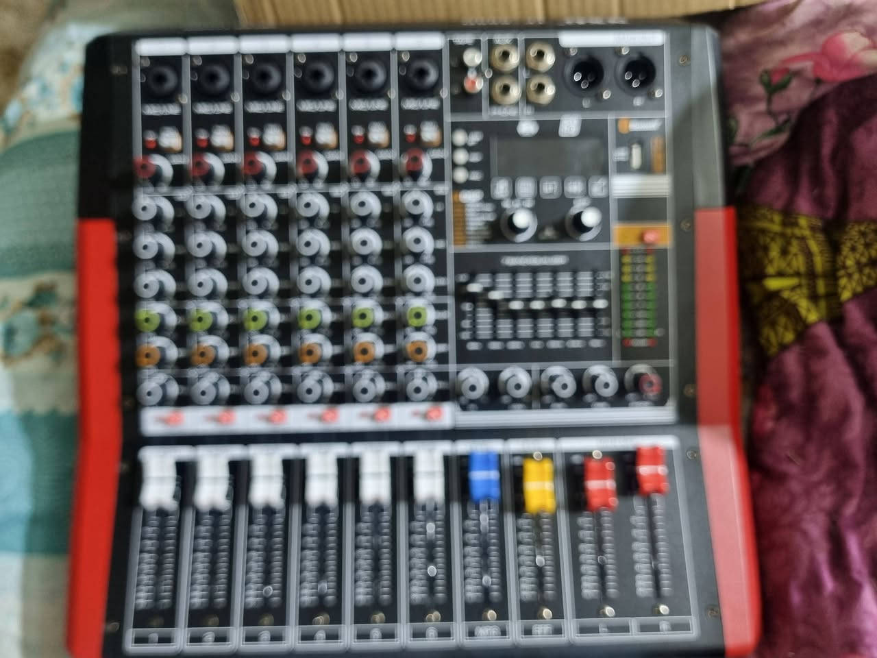 سلام عليكم اخوان مكسر صوت مزود بمضخم (Power Mixer) يحمل العلامة التجارية NXG ورقم الموديل TF-600D، وتبلغ قدرته الكهربائية 450 واط + 450 واط السعر ١٦٠ الف للتواص ***********
