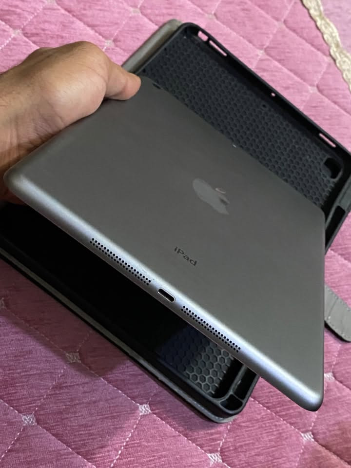 سلام عليكم iPad Air للبيع نضيف جدا زلغ مابي كله شغال اي مشكله مابي  للتواصل ***********
