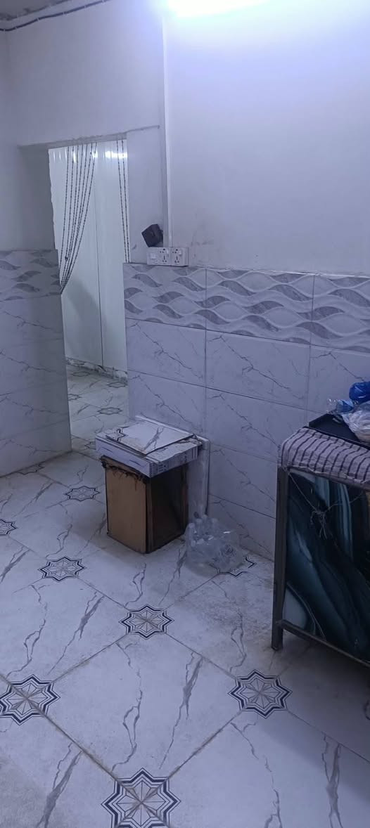 شقة نظيفة • طابق أول • شامل ماي وكهرباء