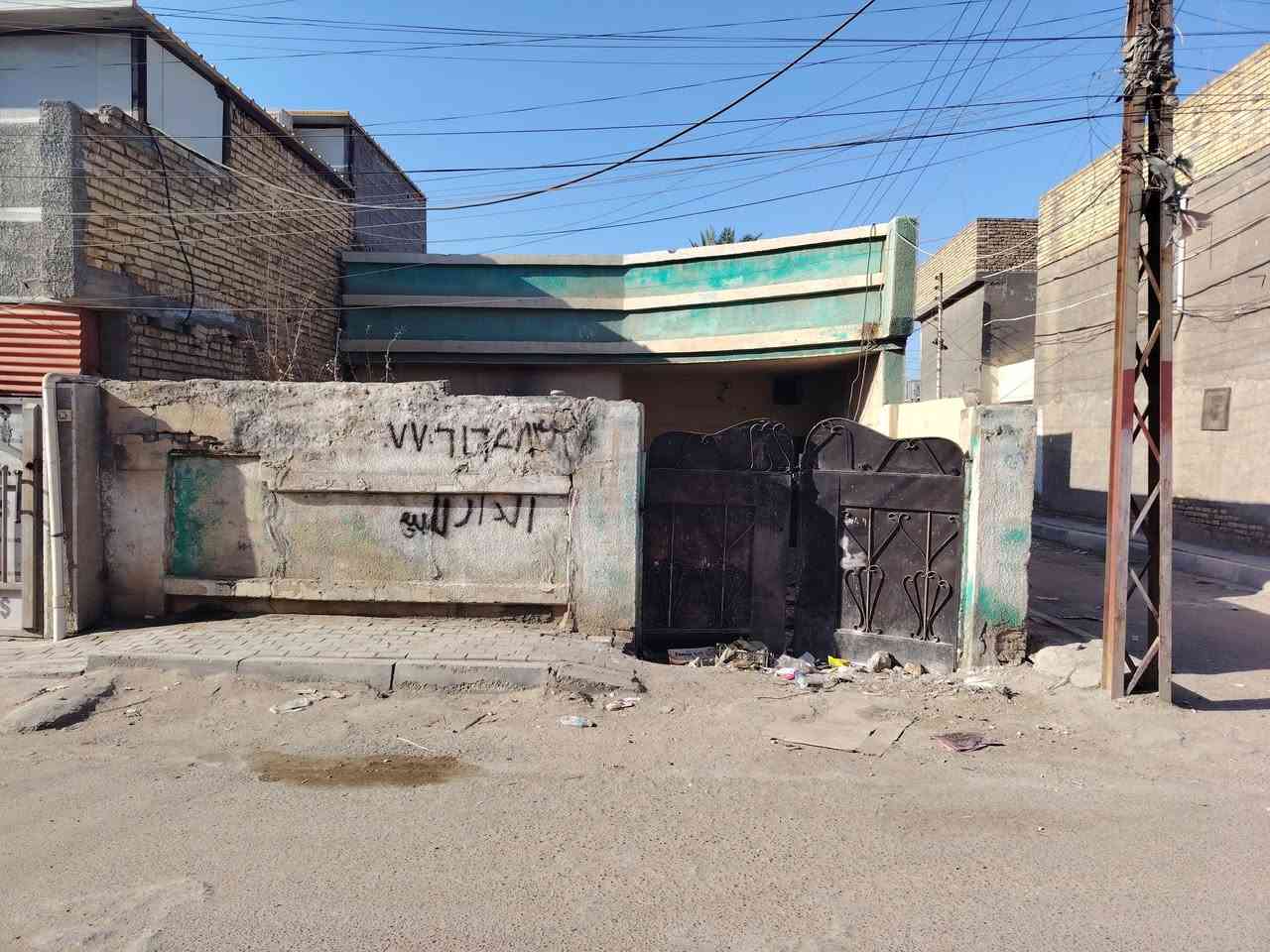 السلام عليكم 
 بيت قديم للبيع المساحه 130 ركن
منطقة الخمس الاف محله 209 قرب شارع الشريفي 
وخلف شارع المواكب بسعر مناسب
للاستفسار الاتصال بالرقم ***********
او المراسله واتساب
