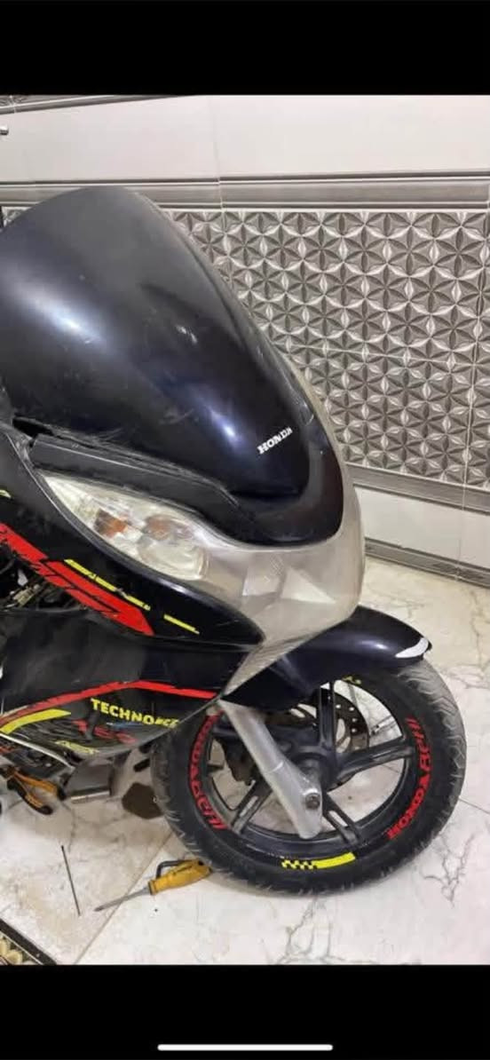 السلام عليكم دراجه Pcx جيل اول مامفتوحه مكينه150 كفاله الدراجه عاطله عطلها عقل  مكاني ناصريه وبلناصريه محد يعرفلها 
ابيعً هيج دراجه نضيفه جانت تشتغل نكره بس عقل ضارب السعر بمليون
الاستفسار***********
