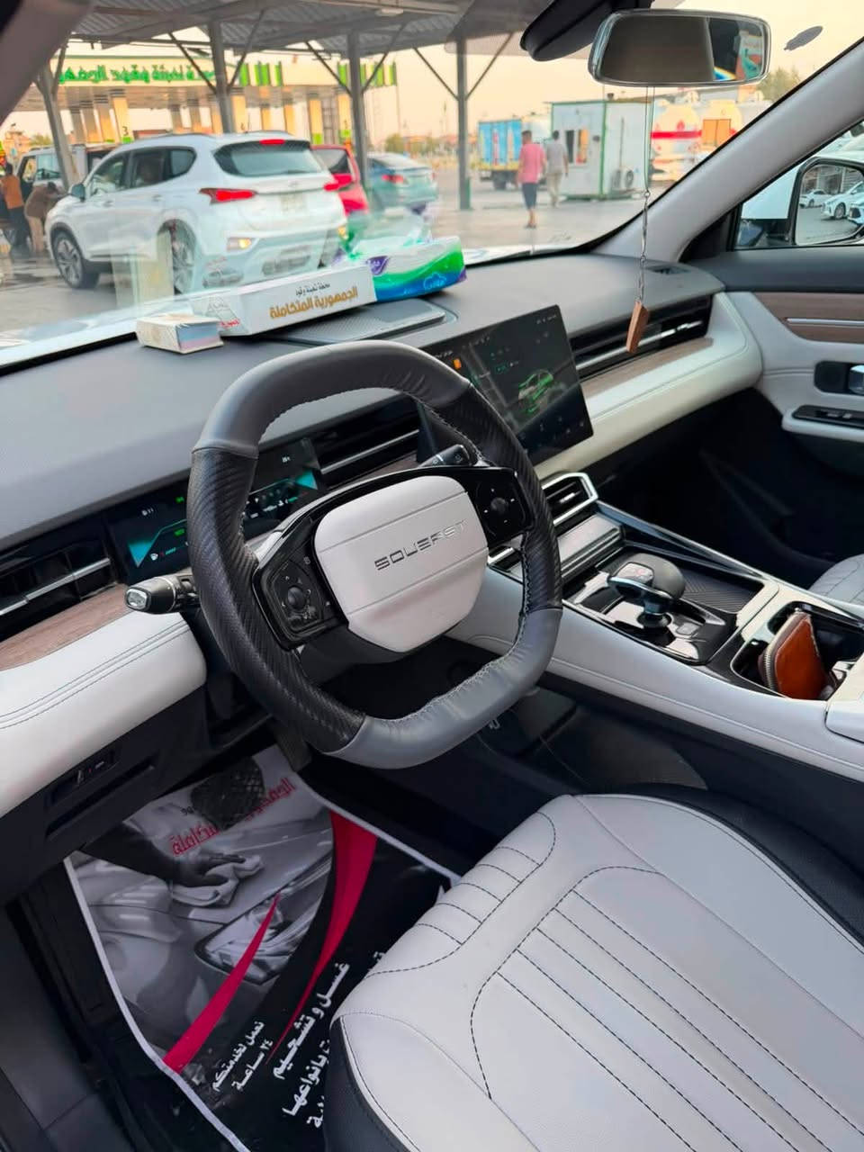 ✨ للبيع: سيارة سوئيست S06 Comfort موديل 2026 – بحالة الزيرو ونظافة ممتازة جداً! ✨
🚗 سيارة مستعملة استعمال قليل جداً، بحالة ممتازة وكأنها جديدة تماماً.
⭐ تعديلات وإضافات خاصة:
 💺 تغليف الكشنات (المقاعد): جلد فاخر إضافي لحماية ومظهر أكثر فخامة.
 🏎️ تغليف الستيرن: جلد طبيعي عالي الجودة لإعطاء ملمس قيادة مريح وفخم.
📋 أبرز المواصفات الفنية:
 المحرك: 1.5 لتر تيربو (4 سلندر) - قوة 156 حصان | عزم 230 نيوتن-متر.
 ناقل الحركة: أوتوماتيكي دبل كلاتش (6 سرعات).
 نظام الدفع: أمامي (FWD).
 اقتصاد الوقود: ممتاز (7.8 لتر لكل 100 كم).
🛡️ أنظمة السلامة والأمان:
 وسائد هوائية أماميّة للسائق والراكب.
 كاميرا خلفية + حساسات خلفية.
 نظام المكابح المانعة للانغلاق (ABS) + نظام التحكم بالثبات (ESC).
 نظام مساعد صعود المرتفعات + نظام التحكم بنزول المنحدرات.
 نظام الفرامل اليدوية الأوتوماتيكي (AUTOHOLD) + مثبت سرعة.
 نظام مراقبة ضغط الإطارات + نظام تجميد المحرك ضد السرقة.
💎 المواصفات الداخلية والخارجية والرفاهية:
 الشاشات: شاشة ترفيهية كبيرة قياس 12.8 إنش + شاشة معلومات القيادة 9.2 إنش.
 الاتصال: دعم أبل كاربلاي واندرويد أوتو لاسلكي + نظام أوامر صوتية.
 الراحة: ثلاجة مدمجة في مسند الذراع الوسطي + فلتر تنقية الهواء N95.
 التقنيات: دخول ذكي (بصمة) + تشغيل عن بُعد + فتح/قفل النوافذ بالبصمة.
 الإضاءة والجنوط: أضواء أماميّة وخلفيّة LED أوتوماتيكية + ويل ألمنيوم 18 إنش.
 منافذ شحن سريع Type-C مزدوجة + وضعيات قيادة متعددة.
🛡️ الضمان:
 ضمان أساسي 6 سنوات أو 20,000 كم.  
 ضمان المحرك 10 سنوات أو 1,000,000 كم.  
💰 السعر المطلوب: (للأستفسار بالخاص ).  
📍 [المكان / المعاينة: [البصره / دور النفط 
📞 للتواصل والاستفسار: [***********] أو التواصل عبر الخاص.
💡 ملاحظة: السيارة جاهزة للتحويل وبحالة ممتازة جداً، لا تحتاج أي مصاريف إضافية.
