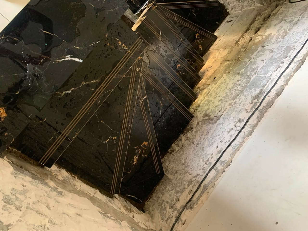 السلام عليكم خلفه سيراميك درجه اولى شرط شغل هندسي واستلام مهندس واسعار مناسبه كادر متكون من اسطاوات ثنين ***********
