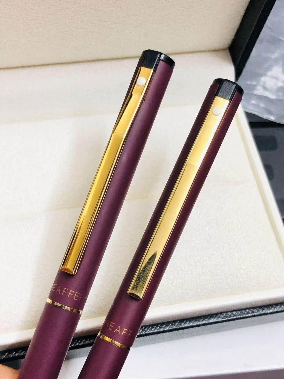 سيت أقلام شيفر ( Sheaffer) 
أمريكي اصلي انتاج الثمانينات 
حجري مع طلاء الذهب 
ريشه طلاء ذهب 
حبر - جاف - الحجم F  
السعر ٨٠  الف 
للاتصال ***********
