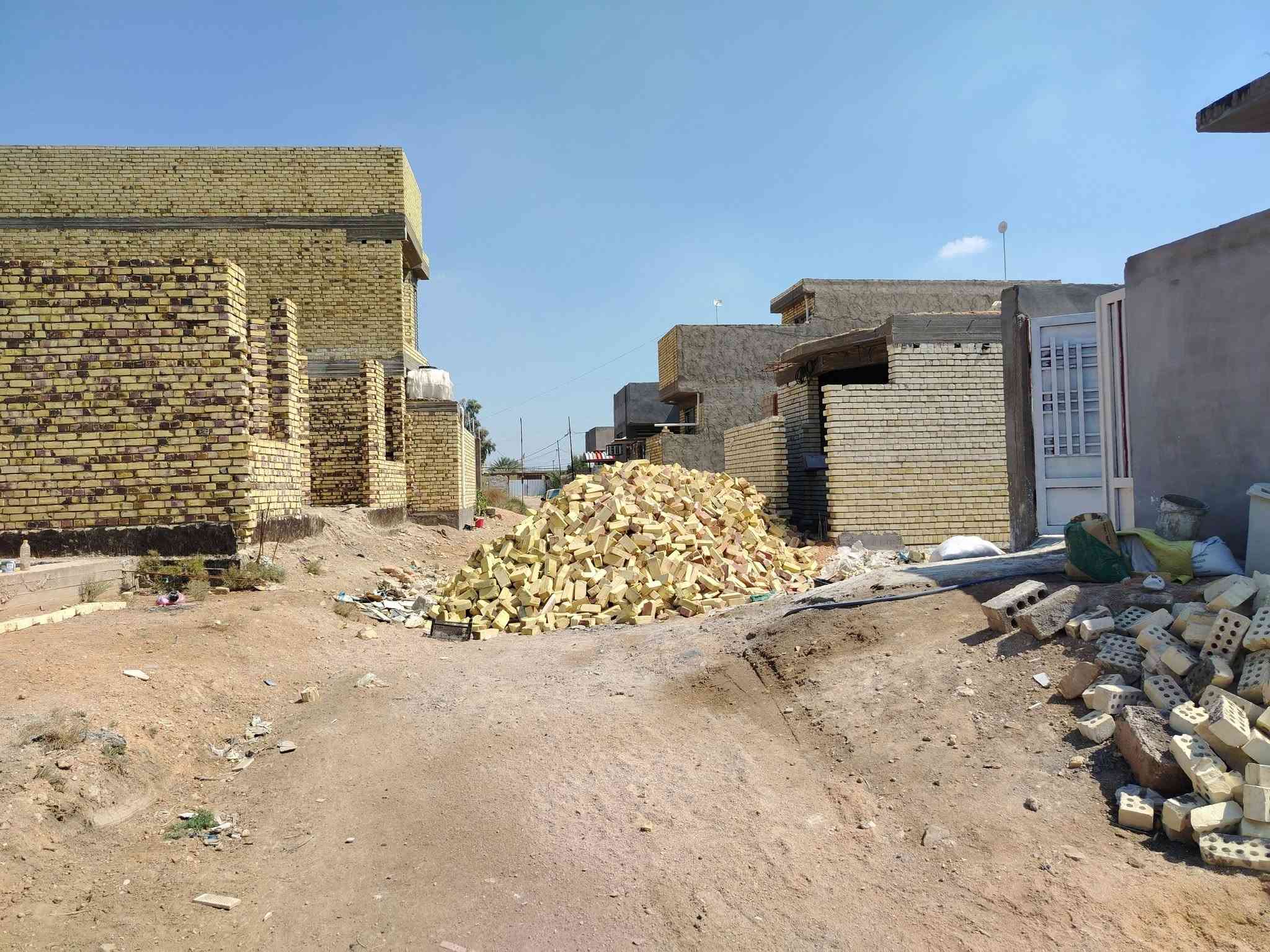 قطعه للبيع المساحه ١٠٠ م واجه ٥وانزل ٢٠م بتلو سند ٢٥ بسمي العنوان كربلاء طوريج الهنديه قرب الشارع الحولي مقابل حي العسكري الاستفسار *********** *********** مع كافة الخدمات موجوده اتريد تحويل اسهم تريد قرار محكمه خابرني واني بالخدمه
