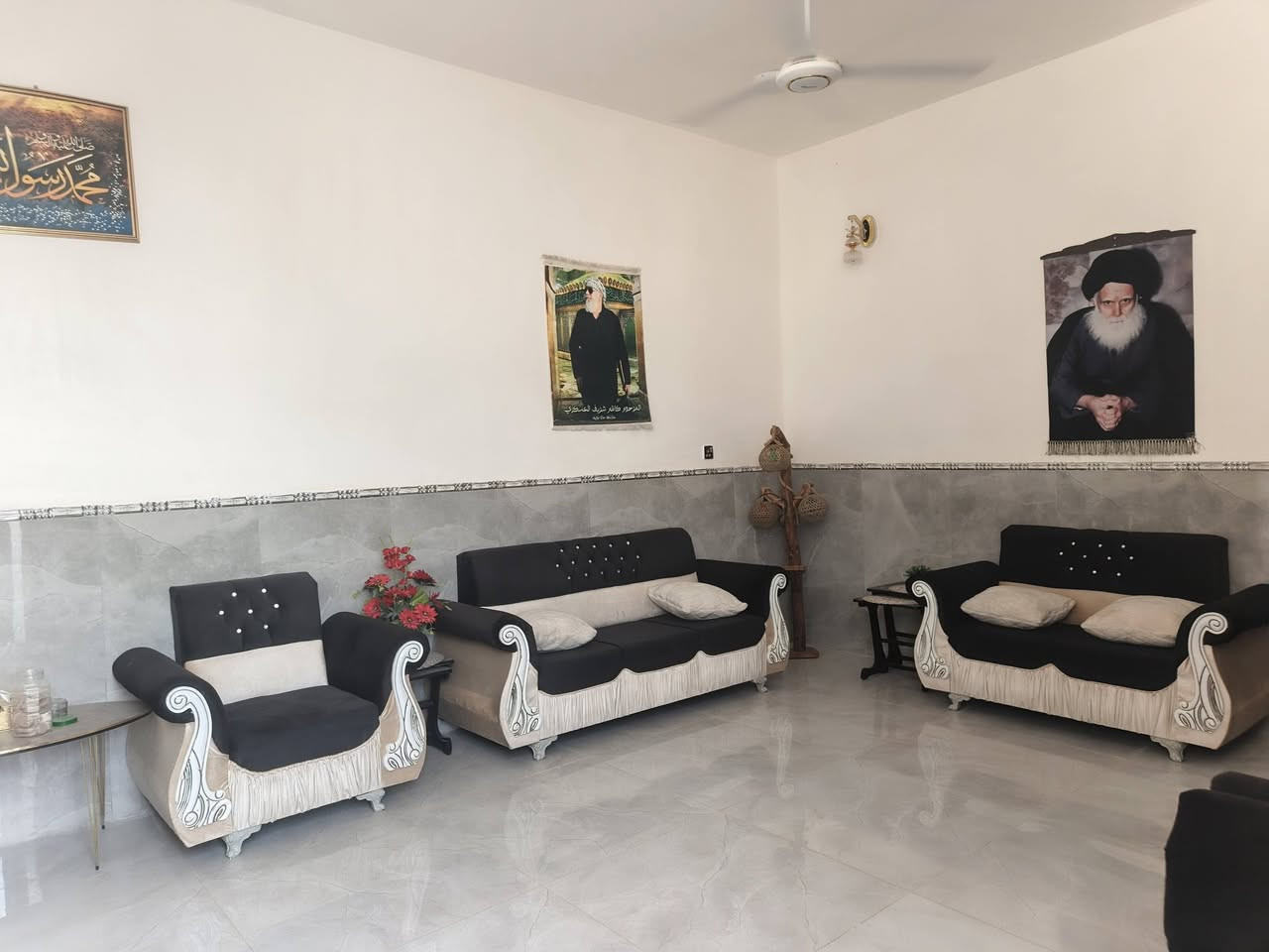 بيت زراعي للبيع مساحه 200 + قطعه مساحه 200 
لبيت يحتوي ع غرفتين وصاله وديوانيه ومطبخ وصحيات وساحه وحديقه لبيت بناء جديد طريق سوق الشيوخ فضليه شارع مشتل زهور سعر مناسب 53 وبي مجال ***********
