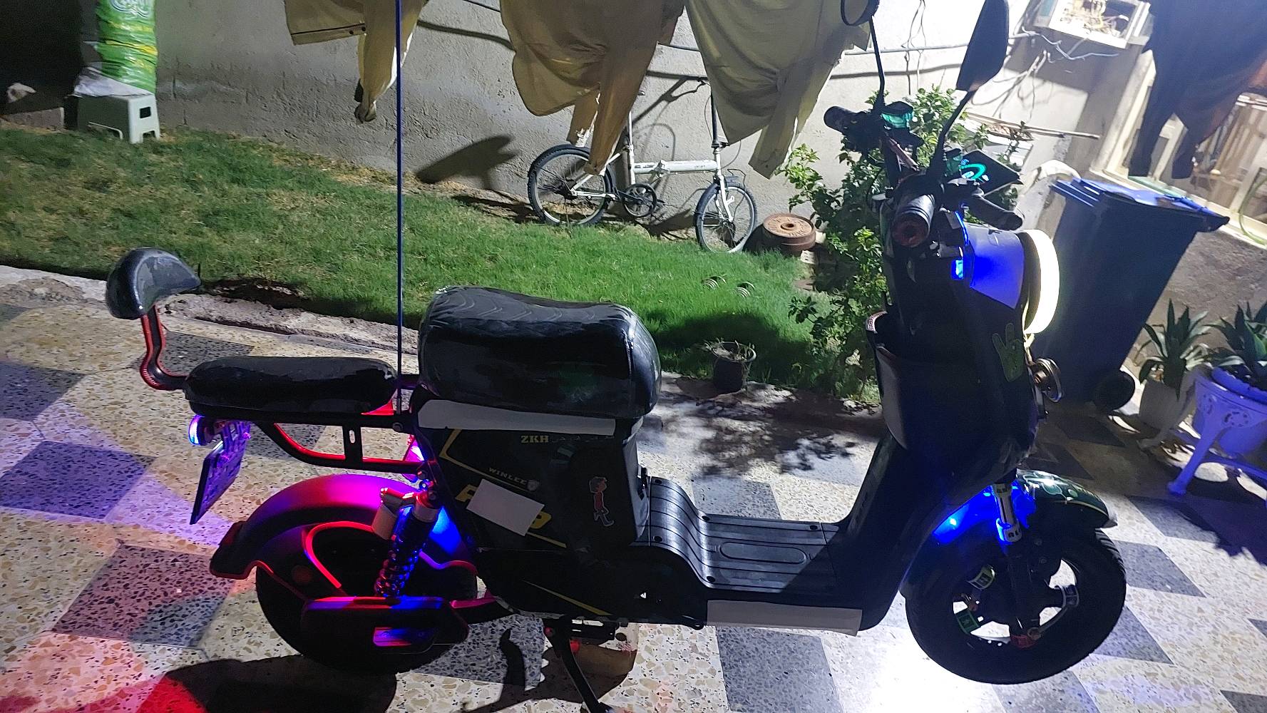 R9للبيع ب550وبيها مجال المكان بغداد المحمودية 
للتواصل/***********