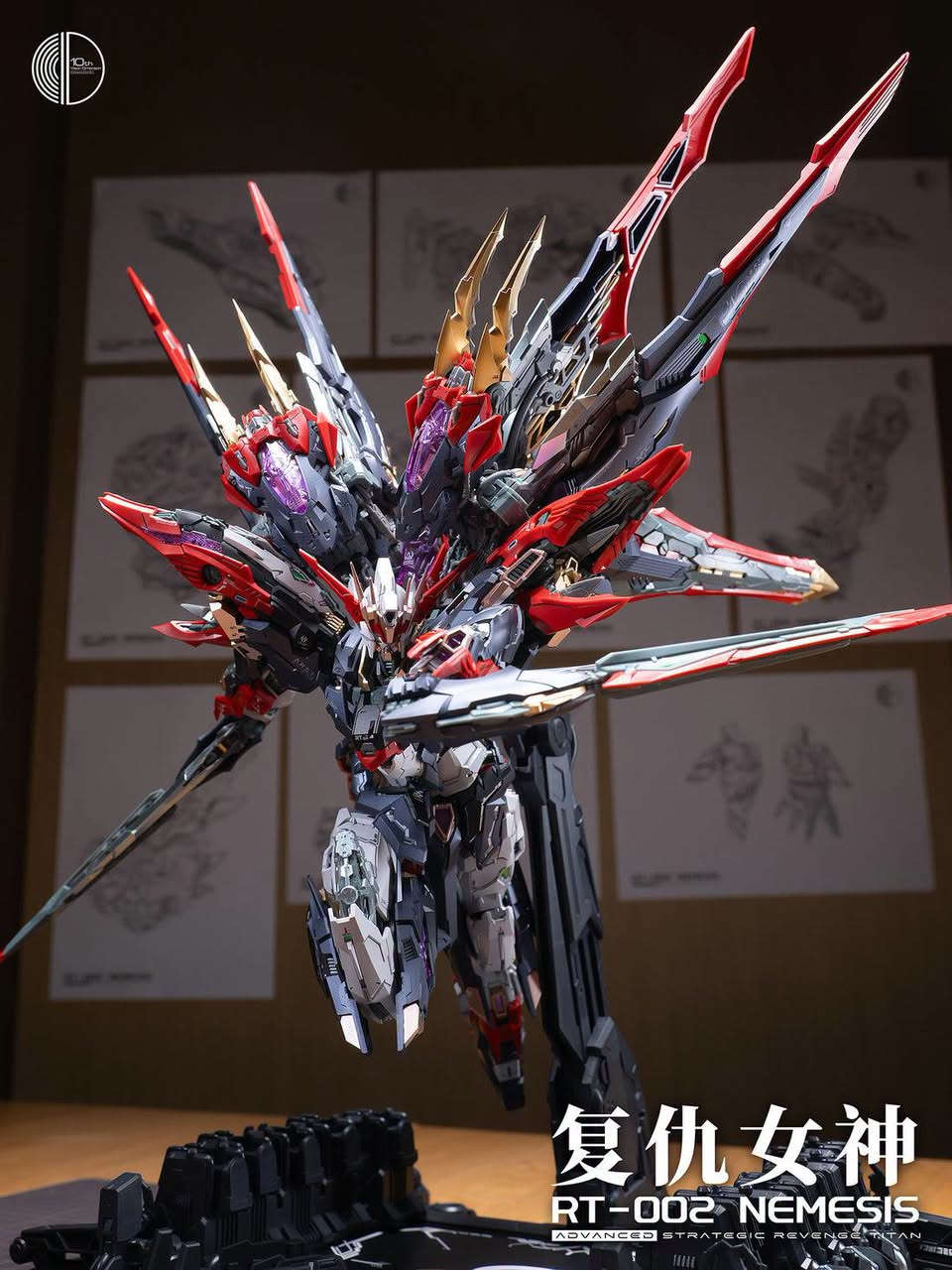 كاندام Infinite Dimension RT-002 Nemesis بمقياس 1/100، وهي عبارة عن مجسم ميكا (Mecha Model Kit) يُبنى يدوياً ومصمم بتفاصيل عالية تذكرنا بمجسمات الغندام (Gundam). 
يحمل هذا الإصدار اسم Advanced Strategic Revenge Titan (تيتان الانتقام الاستراتيجي المتقدم)، وقد صدر كنسخة تذكارية بمناسبة الذكرى العاشرة (10th Anniversary Commemoration) لانطلاق الشركة المصنعة.
 أبرز مواصفات هذا النموذج:المقياس: 1/100 (يبلغ طول المجسم بعد التركيب حوالي 22 إلى 24 سم).الهيكل الداخلي: يأتي مع مفاصل مصنوعة من مادة POM عالية الجودة لضمان الثبات والقدرة العالية على اتخاذ وضعيات حركية وديناميكية ممتازة.الملحقات والتفاصيل: يتضمن ملصقات معدنية عاكسة (3D Metal Stickers)، أجزاء معدنية محفورة (Metal Etching Parts)، وترسانة متنوعة من الأسلحة والأجنحة الضخمة القابلة للفصل والتشكيل.
متوفر لدينا للبيع يوجد توصيل لجميع المحافظات واتساب ***********

نص مكتوب في الصور:
- 复仇女神 RT-002 NEMESIS ADVANCED STRATEGIC REVENGE TITAN
- RT-002 NEMESIS ADVANCED STRATEGIC REVENGE TITAN
- 10th Vision Dimension 復仇女神 RT-002 NEMESIS ADVANCED STRATEGIC REVENGE TITAN