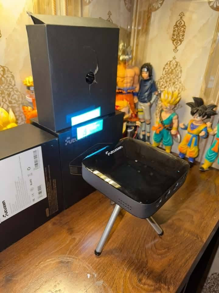 اسلام عليكم اخوان
قطعه لوك داتا شو بروجكتر Futuzen O1 Pro
 الغني عن التعريف 
كامل ملحقات مصنوع من ال الالمنيوم والصطع من الابلاستك المقوى
 شباب الجهاز مو اسمارت وشغلته حلوه مو معقده ينشد بث مباشر على الموبايل
ايفون او اندرويد
 دقه 1080 بكسل مع دعم تشغيل مقاطع 4K عدسه بتقنيه DLP وليس LCD العاديه ​تباين أفضل وعمق ألوان ​وعمر أطول وحماية من الغبار
 البطاريه 8000 مللي أمبير مدة التشغيل تكفي التشغيل المتواصل لمده تتراوح من ساعتين الى ساعتين ونصف حسب قوه الاضائه والصوت
 مع ستان قابل للتحرك والتكبير والتصغير حسب الحاجه
 يعرض حجم شاشة يوصل من 30 بوصة حتى 150 بوصه حسب الحاجه
 التحكم بالريمونت او الازرار العلويه الخاصه في الجهاز تعمل كا ماوس 
او عبر التطبيق الخاص بها
المنافذ مدخل اج دي لربط الستلايت او اجهزه الالعاب
شحن تايبسي مع امكانيه تشغيله على باور بانك
مديل يو اي بي لتشغيل الافلاش 
مدخل خاص لربط السماعات او مضخم صوت سلكيا
بالتأكيد يجي واي فاي 
وبلوتوث يربط جهازين بنفس الوقت مثلآ ماوس وسماعات 
مزود بحساس تعديل الصوره التلقائي 
نضام اندرويد 11 
السعر 150 الف مع التوصيل جاي يبيعو 200 الف والله العضيم
ملاحضه الجهاز مستعمل 3 ايام فقط تفحص امام المندوب العجبك تنطي افلوس ماعجبك انطي فقط مبلغ التوصيل
