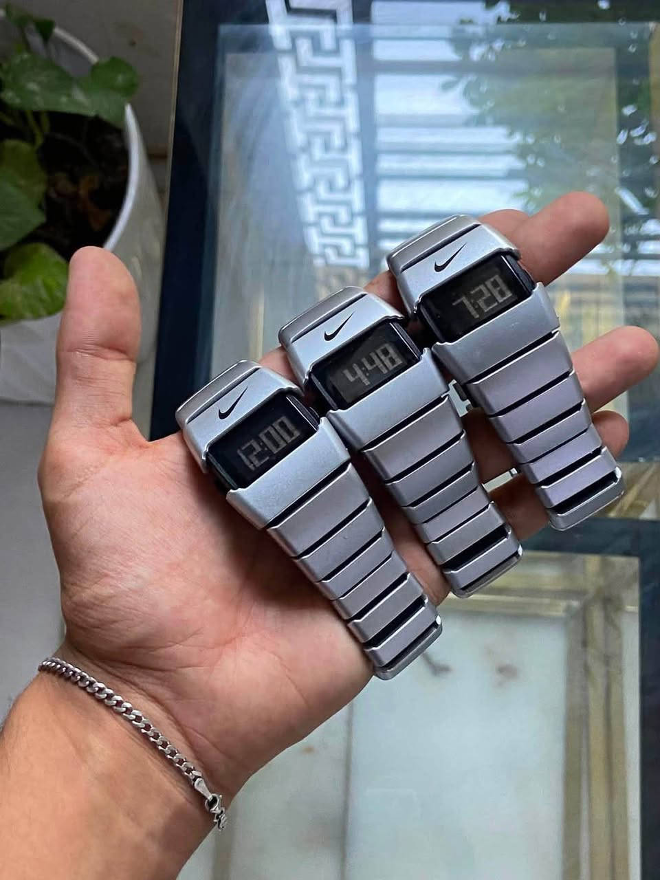 كلمن وسعرة يوجد خدمة توصيل لجميع محافظات العراق 5 ألف رقمي *********** للحجز ارسل الرقم والعنوان

نص مكتوب في الصور:
- كايو للساعات