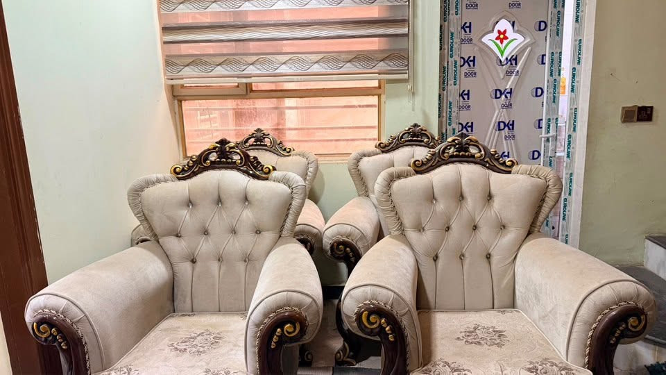 اثاث للبيع
كاونتر ٣م مع سنك ١م ونص جديد من شهرين اخذته 
HDF
طباخ 5عيون شغال نضيف 
تخم تركي ١٠مقاعد 
غرفه تركيه 
مستعجل على بيعهم 
للاستفسار 
***********
مكاني  حي الجهاد الاساتذه
