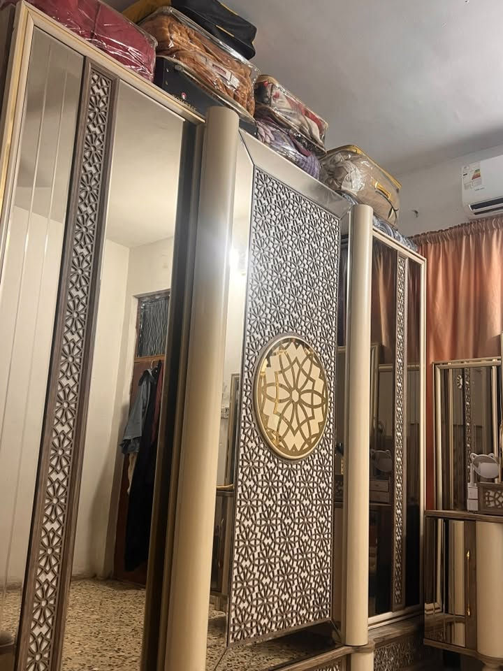 سلام عليكم غرفه اخشاب 9 قطع نضيفه سعرها 800 وبيها مجال الرقم ***********
موجود واتساب
