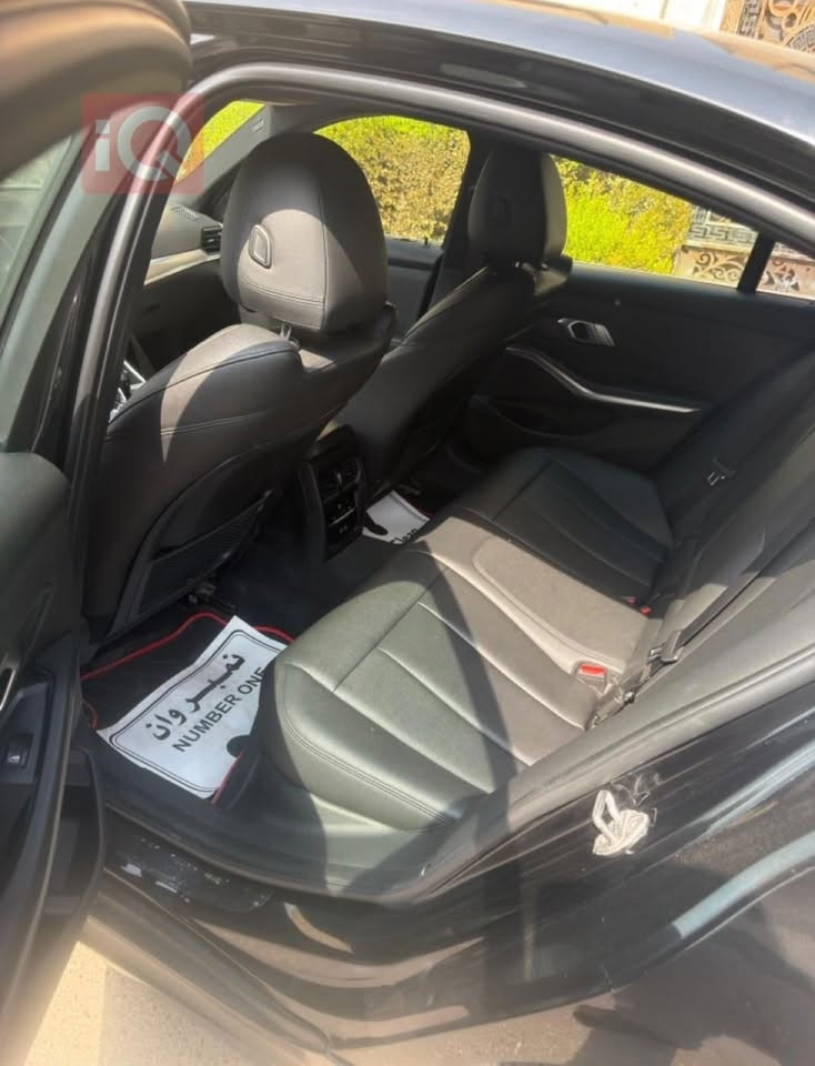 سلام عليكم ورحمة الله وبركاته 🌸
Bmw 330i 2021 🇺🇸 
وارد امريكي 🇺🇸 
الممشى :145000 كيلو متر 
مواصفاتها فول

محرك 2000✅

4 سلندر تون بور تيربو ✅

حساسات 360 

فتحة بانوراما

كاميرا خلفية مع رادار خلفي ✅

شاشة كبيرة بلادية✅

وضعيات 3 

(Eco - Comfort-sport)

مري شفط مع القفل 

بچم كبس 

ايرباكات كله سليمه فقط ايرباك الدركه  ✅

مابيها اي دواخل ✅ سعر 210 ورقه
***********📞ماكطع سعر ع الموبايل تجي تشوف سياره عجبتك تاخذها وتشلع عيوني🚀

