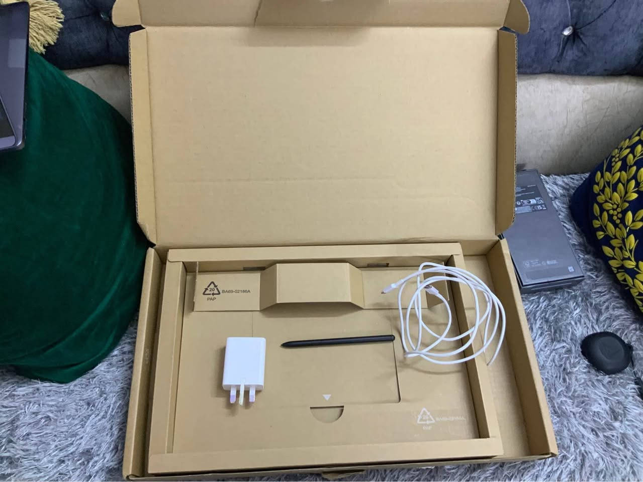 لابتوب سامسونج كلاكسي بوك 4 360 (galaxy book4 360 )حديث اخر موديل اجاني هدية بريطانيا الشاشة لمس الحجم 15.5 موديل 2024 ما اعرف عنا اي شيءٍ وهذا المعلومات ولا اعرف سعرا مع المعلومات بالصور ….. الاتصال على الرقم ***********
‏Galaxy Book4 360 / 750QGK-KG3
‏OS: Windows 11 Home (W11M_6SF)
‏CPU: Intel Core 5 120U
‏LCD: 15.6"FHD Touch AMOLED
‏VRAM: Shared
‏MEMORY : 8 G (LPDDR5 On BD 8 G)
‏HDD : HDD None
‏SSD : SSD 256GB ( M.2, PCle 4.0 )
‏ODD: ODD None
‏COMMUNIC : Intel 802.11 ax (2x2) + BT 5.3
‏COLOR: Gray
‏Samsung, PO Box 12987, Dublin. IE or Yateley, GU46 6GG. UK بغداد, العراق
