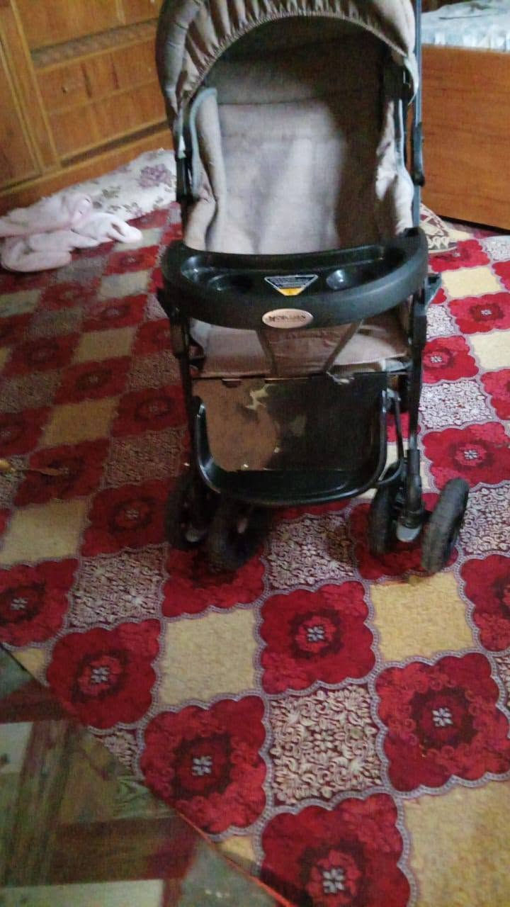 للبيع عربانة طفل جديده ما مستخدمه هواي سعره ٥٠ ومكاني حله والي يريد يتصل علئ هذا الرقم   ⁨***********

