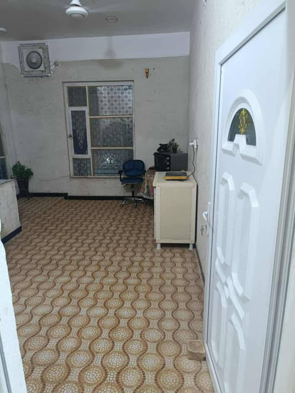 دار البيع  بحي الصادق ركن طابقين
مساحه البيت 175
الطابق الأول غرفتين وصاله واستقبال   ومطبخ حار وبارد وصحيات وكراج سياره 
الطابق ثاني 
اربع غرف وصاله مطبخ حار وبارد وصحيات 
الفوك مشتمل ودرج دخلي وخارجي ستفسار السعر بل رقم ***********

