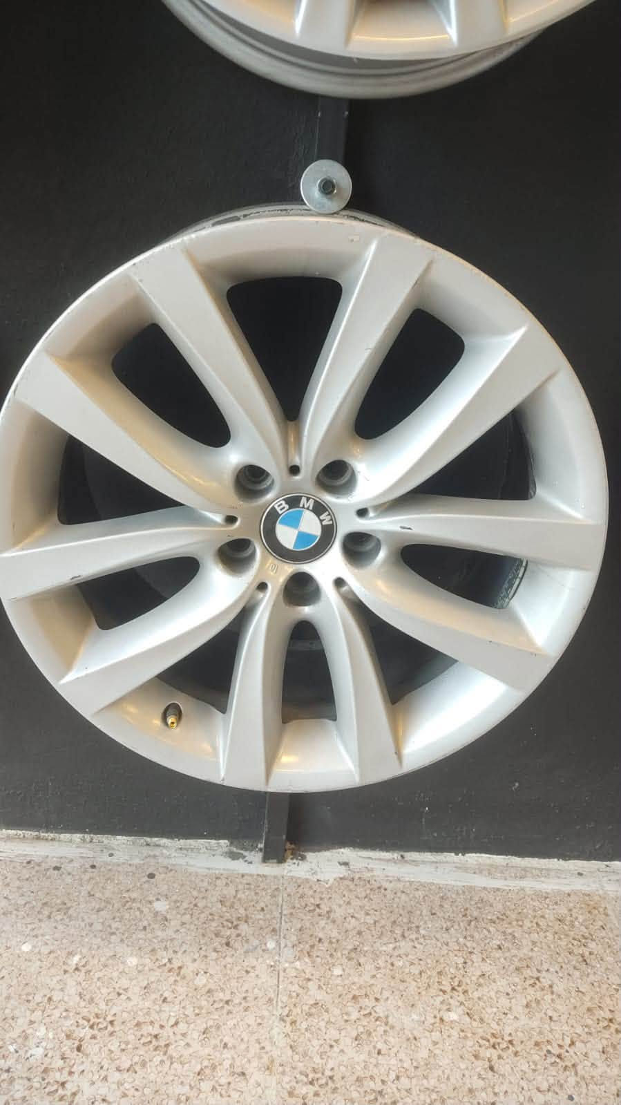 السلام عليكم يتوفر لدينا جميع ويلات BMW
2سايز 1سايز اصلي يوجد لدينا مراوس 
العنوان بغداد مجمع مشن شارع الزيوت النباتيه الاسطورة لتجارة الويل كب متواجدين ع جميع برامج التواصل الاچتماعي اي استفسار عندك احنا بل خدمه

***********
