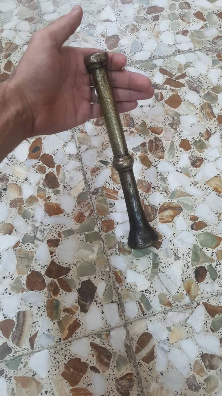 السلام عليكم يده مال هاون  قديمه كلش  طولها ربع متر  وزنها بحدود الكيلو  قيم وخذ  *********** وتساب
