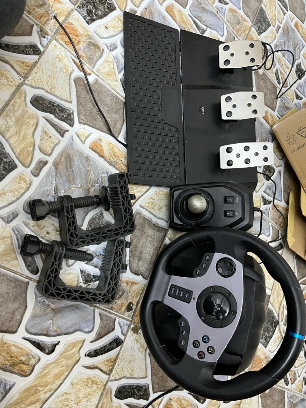 السلام عليكم شباب،
للبيع سيت أب قيادة كامل PXN (ستيرن + جير عادي + 3 دواسات + براغي التثبيت كاملة).
الجهاز أخو الجديد ونظيف كلش، استخدامه خفيف وحشمة، ويشتغل وياك على بي سي (PC) وعلى بلايستيشن واكسبوكس بدون أي مشاكل.
تفاصيل الغراض والمواصفات بالتفصيل:
 الستيرن: مسكته كلش مريحة ومضبوطة بالإيد، بيه دكم التحكم كاملة وشفتات تحويل سرعة ورى الستيرن، الاستجابة مالته سريعة وما بيه أي ثقل أو فضاوة.
 الجير: جير عادي 6 نمرات + نمرة الرجوع لورا (الريوس R)، وفوق الجير اكو دكمتين تحويل (LO/HI) حتى تبدل بين السرعات العالية والناصية، كلش ممتع بألعاب التفحيط والسباقات وألعاب الشاحنات مثل Euro Truck.
 الدواسات: قاعدة ثقيلة ومريحة للرجل ما تزحف على الكاشي، بيها 3 دواسات ألمنيوم كاملة (كلتش، بريك، وبنزين)، ضغطهن قوي وبيهن مقاومة حلوة ينطينك إحساس واقعي باللعب.
 ملحقات التثبيت: البراغي والكلامبات السود الأصلية مالت الميز كاملات ويا الجهاز، تفر البرغي وتقفله على الميز يصير ثباته قوي وما يتحرك أبد حتى لو تدوس قوي.
الغراض كلها أخت الجديدة، الكيبلات نظيفة وما بيها أي كطع أو تلزيق، وكل الدكم والجير والدواسات شغالين 100%.

مكاني حله (لااا يوجددد توصيلل)
سعره 120 وبي مجال لطيبين
***********