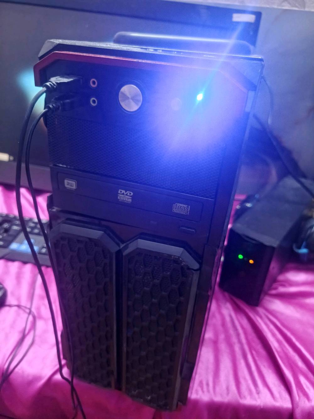 سلام عليكم pc  للبيع يجي ويا حساب ستيم بي ١٠٠ لعبة قويات وحديثات الحاسبة خير من اللة
معالج i5 _4460
كرت شاشهGTX960 asus
مذر بورد gigbayte
رامات 8
بور سبلاي 500w
ملحقات موس وكيبورد لوجتك 
موس باد سماعه ريد دراكون
يواسبي فاربر 850 يجي وياهة 1 كيبورت مكاني بغداد 
لسعر بس اب 200
