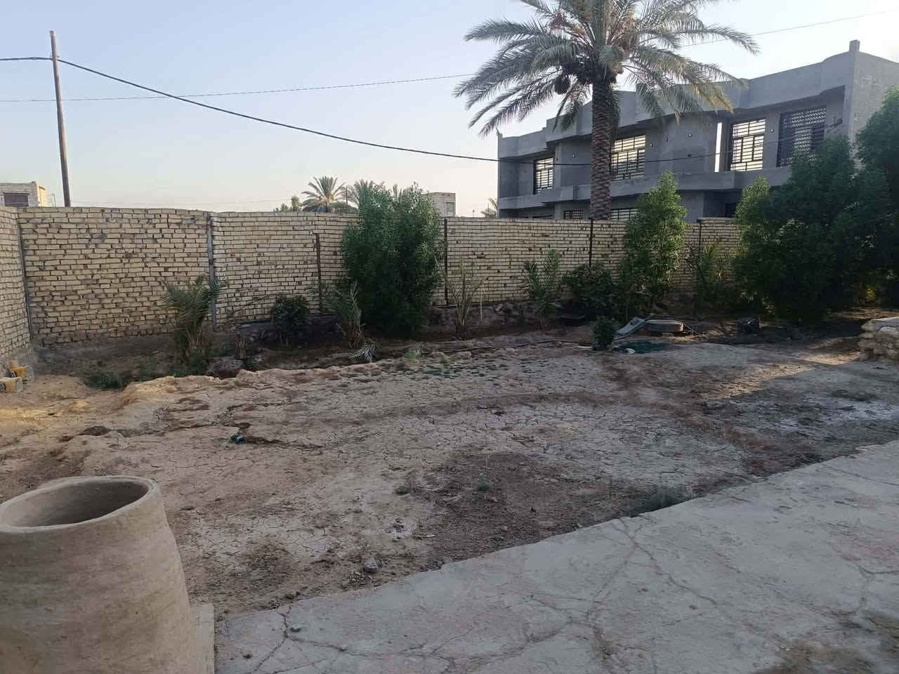 دار للبيع مساحه 1300 قرب مدرسة ام ابيها (العلاك ) يبعد عن الشارع العام 50 متر بناء حديث 2023  للاستفسار الاتصال على الرقم ***********
