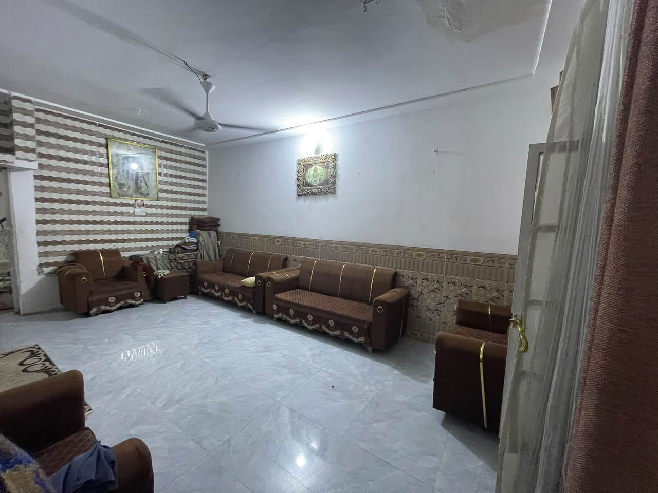 بيت للبيع مساحه ١٤٤ قطاع ٣٦ امام جامع عمار بن ياسر تفاصيل البيت
الطابق الارضي استقبال وهول وغرفه ومطبخ وحمام داخلي وخارجي وطرمه جبيره وحديقه 

الطابق الثاني استقبال و مطبخ وغرفتين وحمام 

الطابق الثالث غرفه سويت وسطح جبير 

سعره ٢٥٠ وبي مجال للشراي  

رقم ***********
